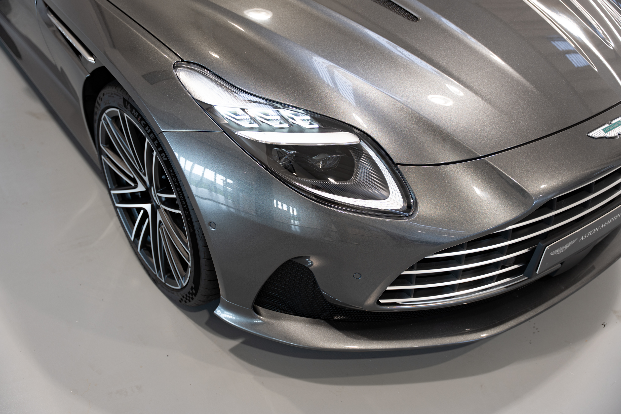 DB12 Volante Magnetic Silver - 9