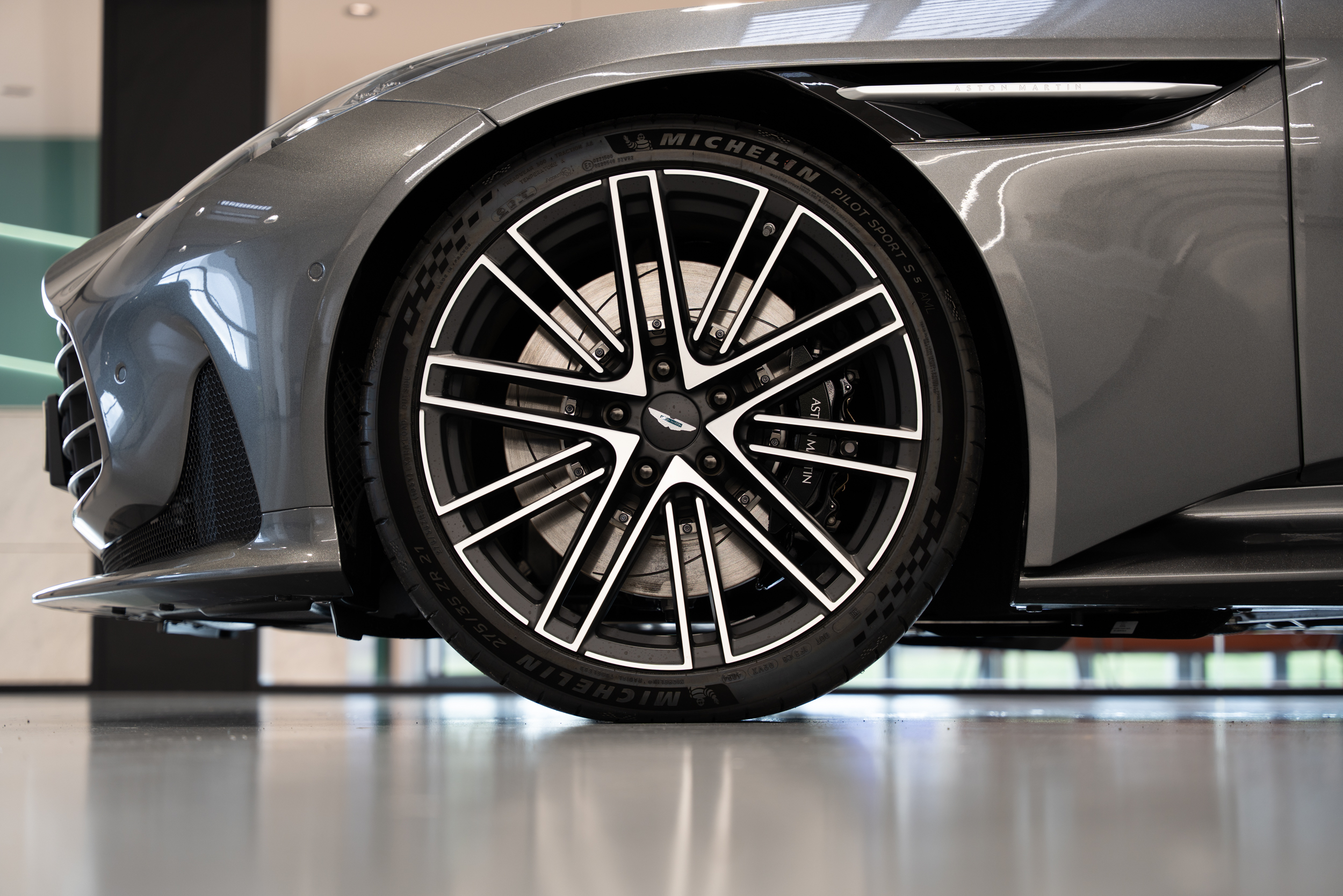 DB12 Volante Magnetic Silver - 8