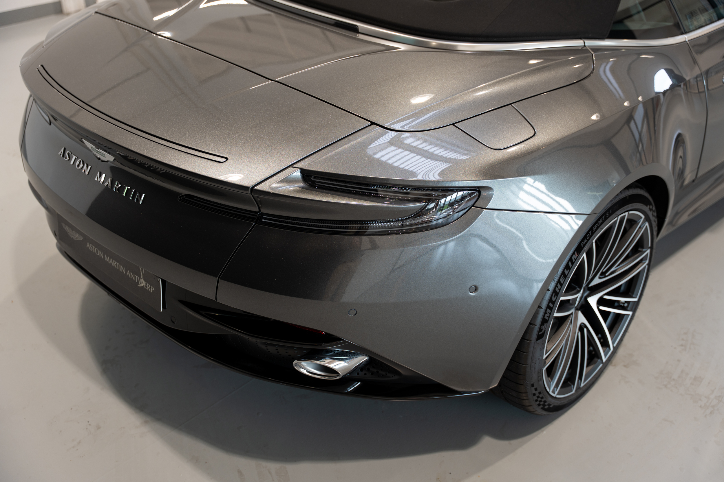 DB12 Volante Magnetic Silver - 7