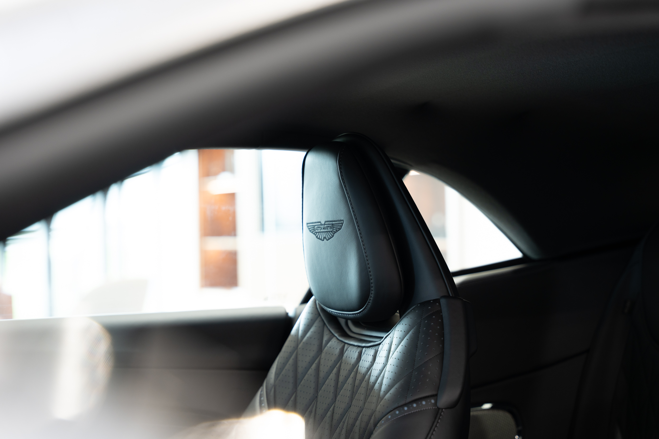 DB12 Volante Magnetic Silver - 18