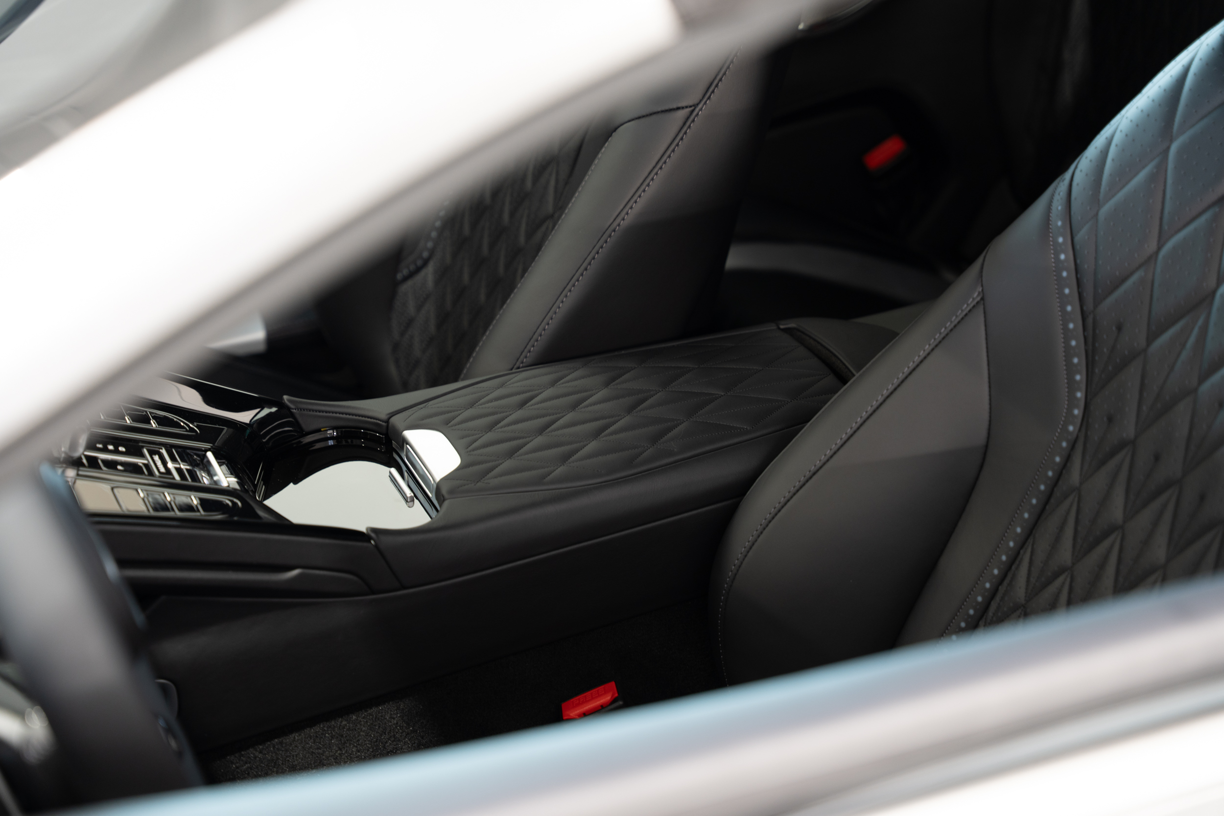 DB12 Volante Magnetic Silver - 17