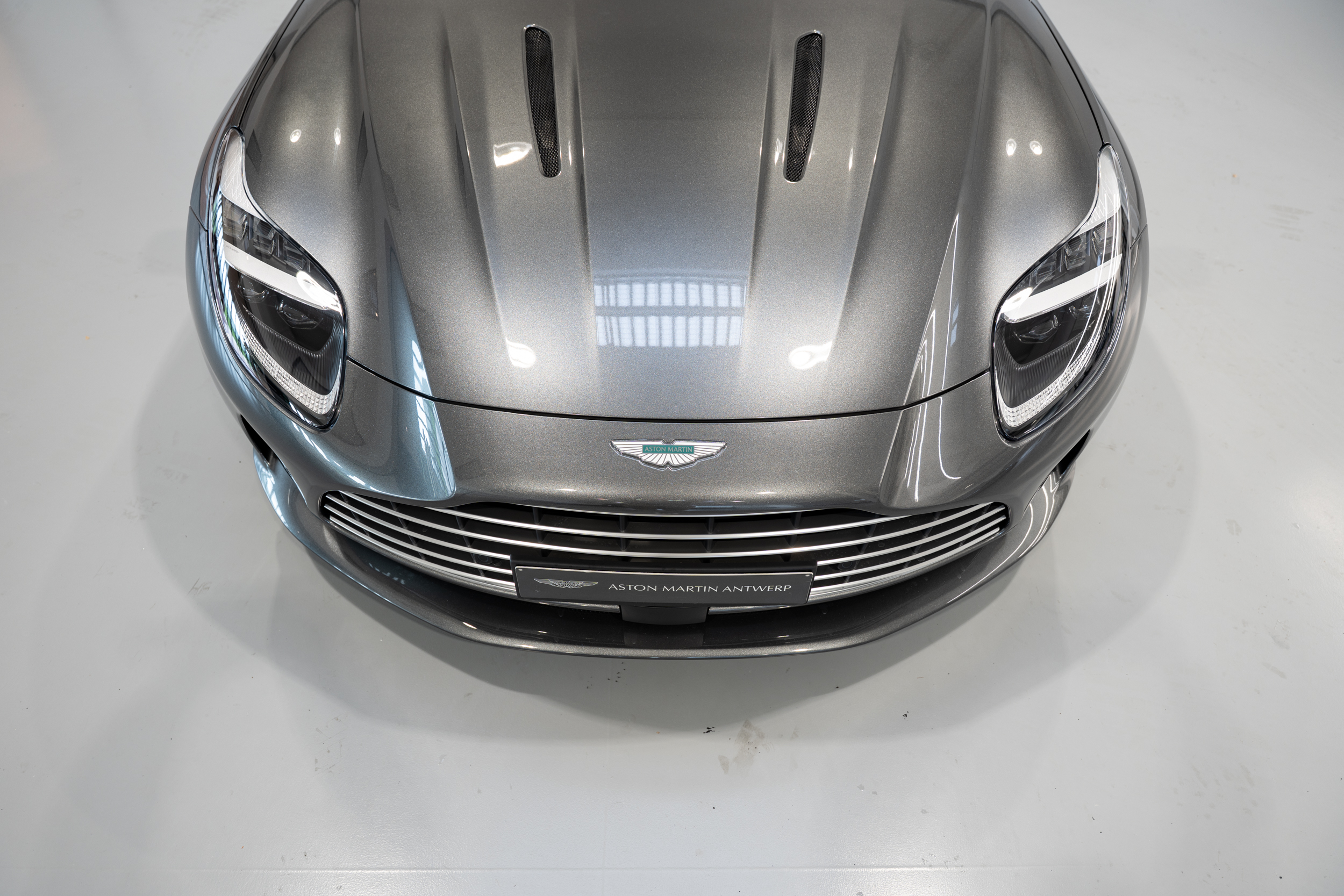 DB12 Volante Magnetic Silver - 6