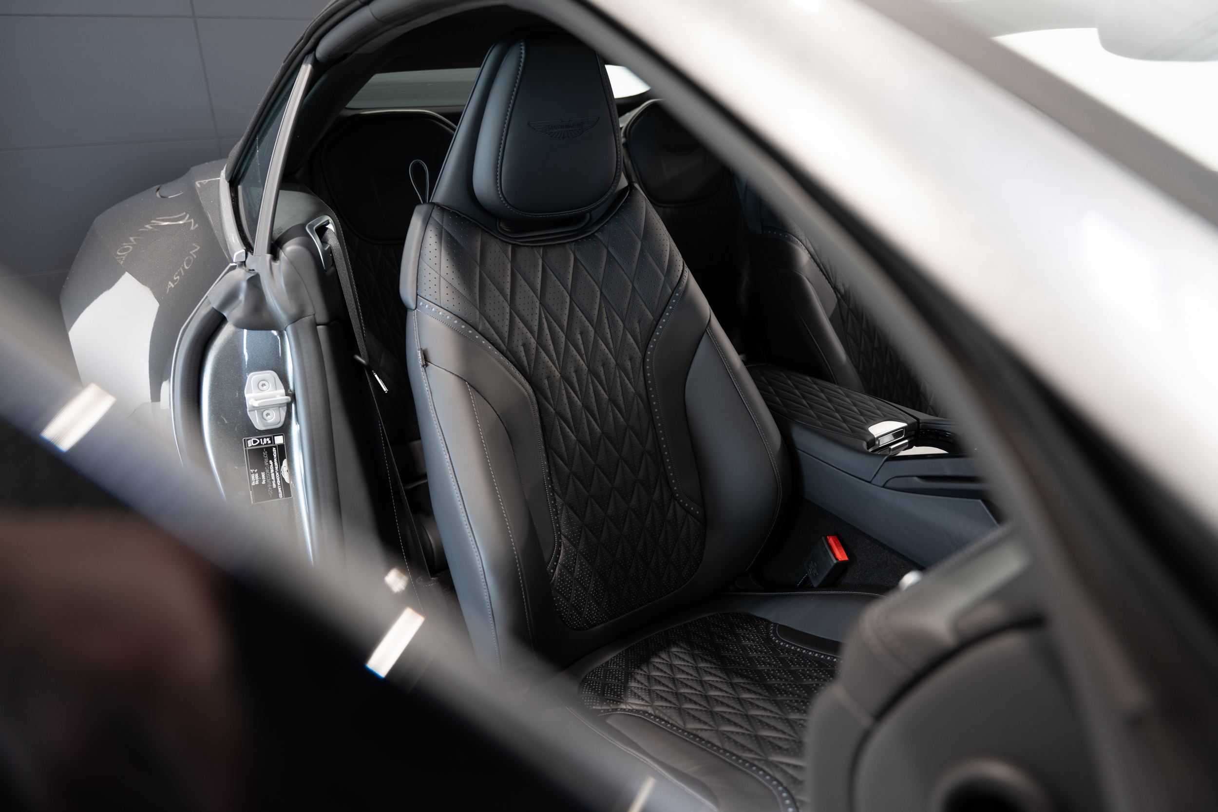 DB12 Volante Magnetic Silver - 15