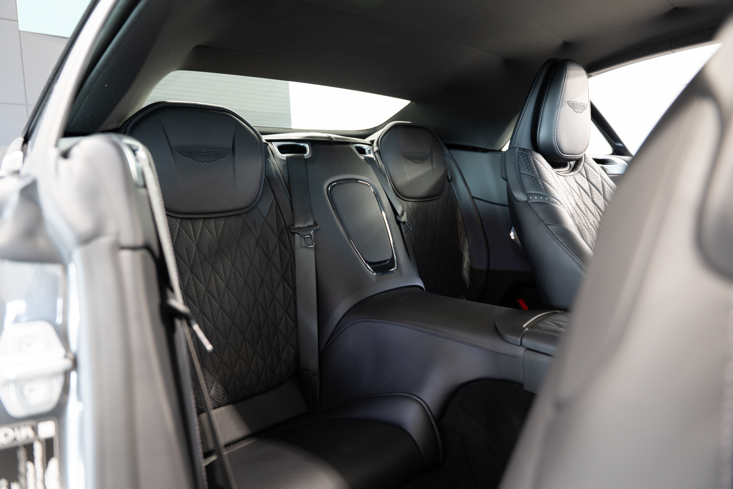 DB12 Volante Magnetic Silver - 13