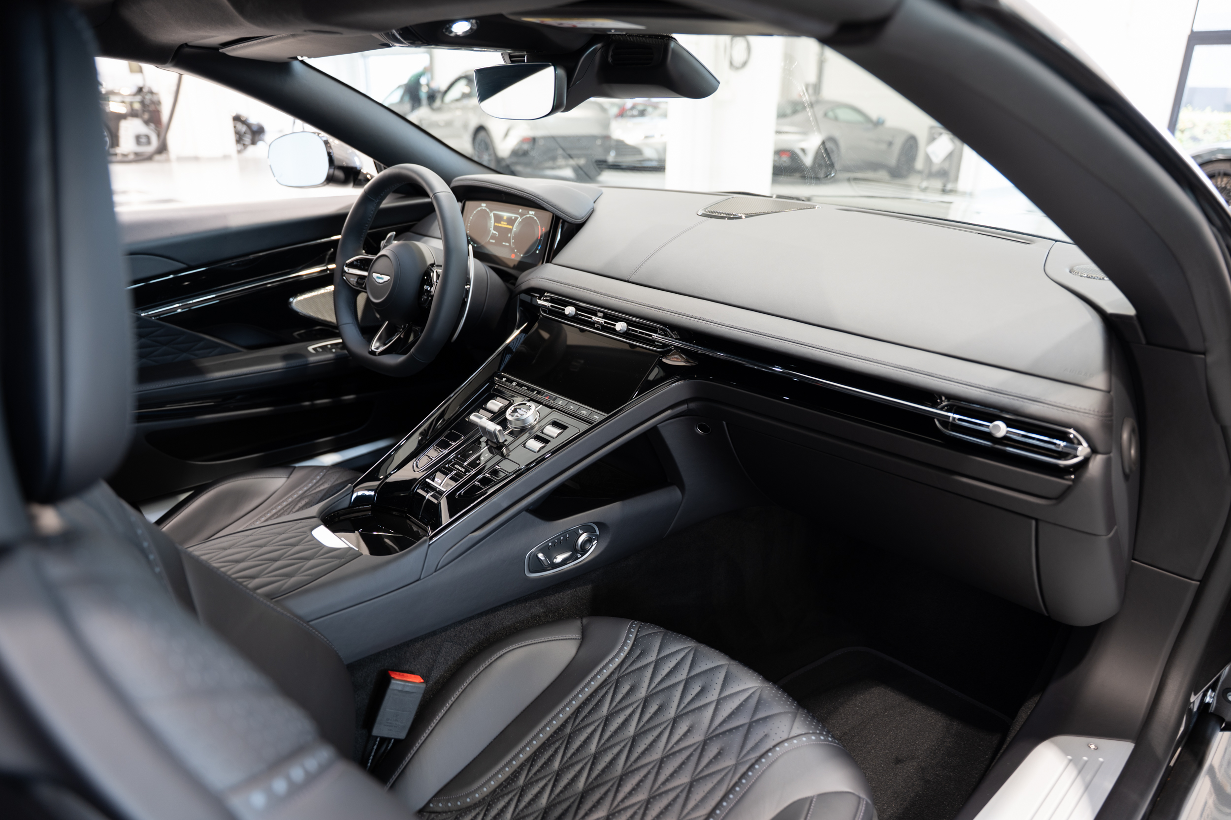 DB12 Volante Magnetic Silver - 11