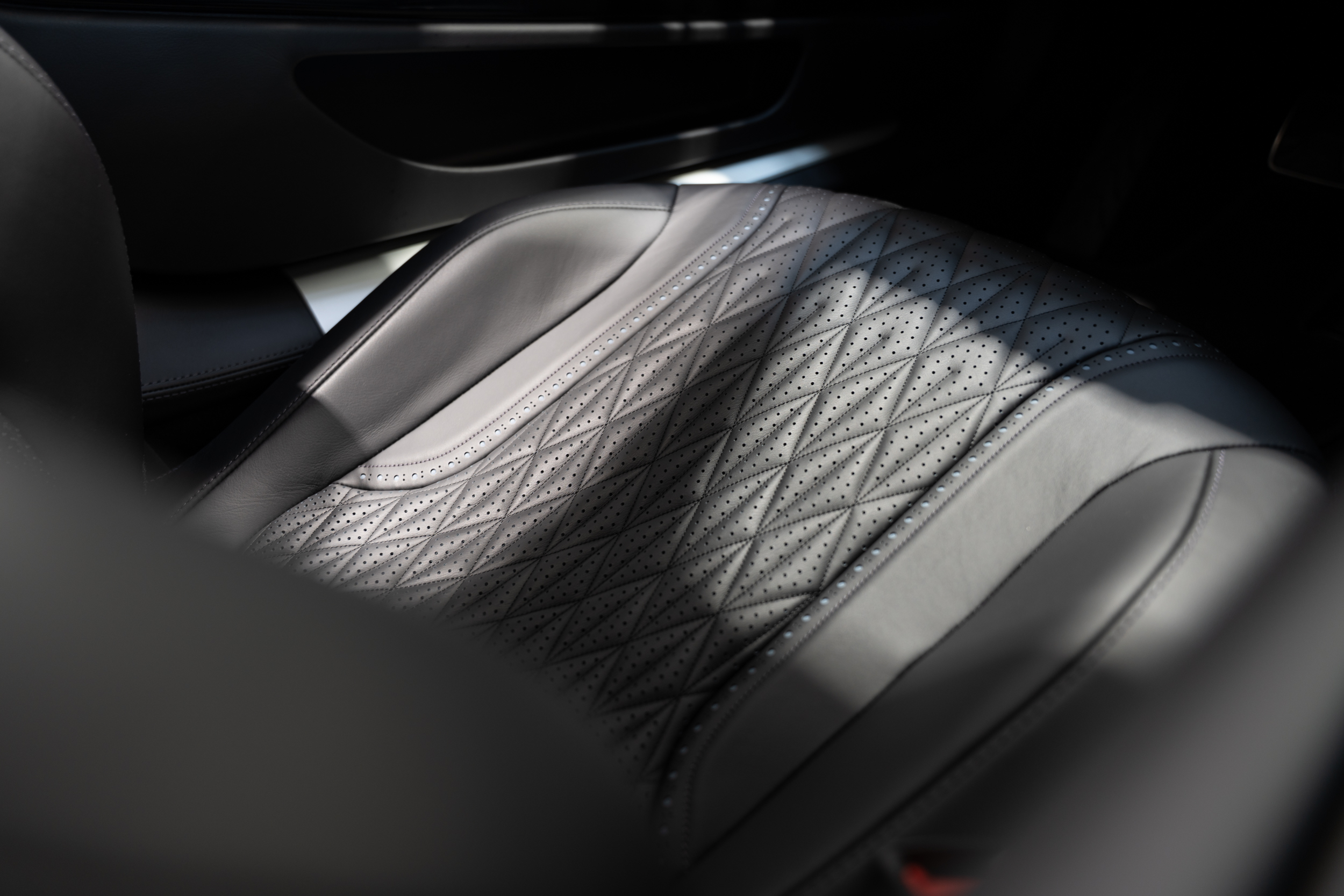 DB12 Volante Magnetic Silver - 14