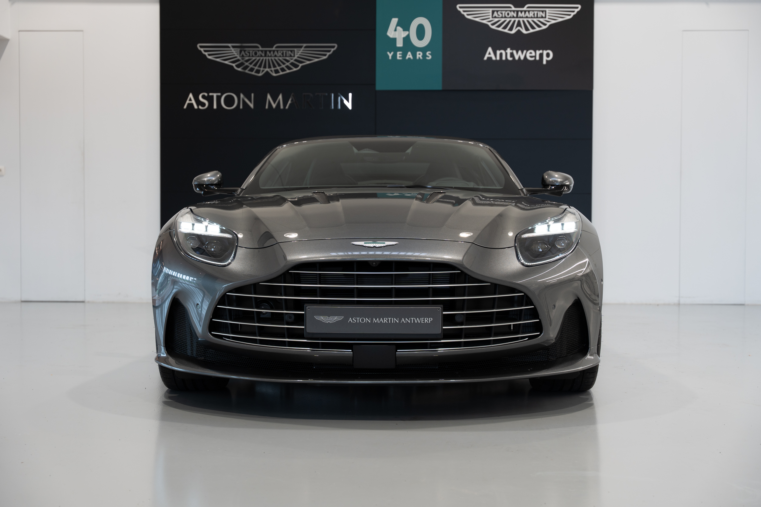 DB12 Volante Magnetic Silver - 0