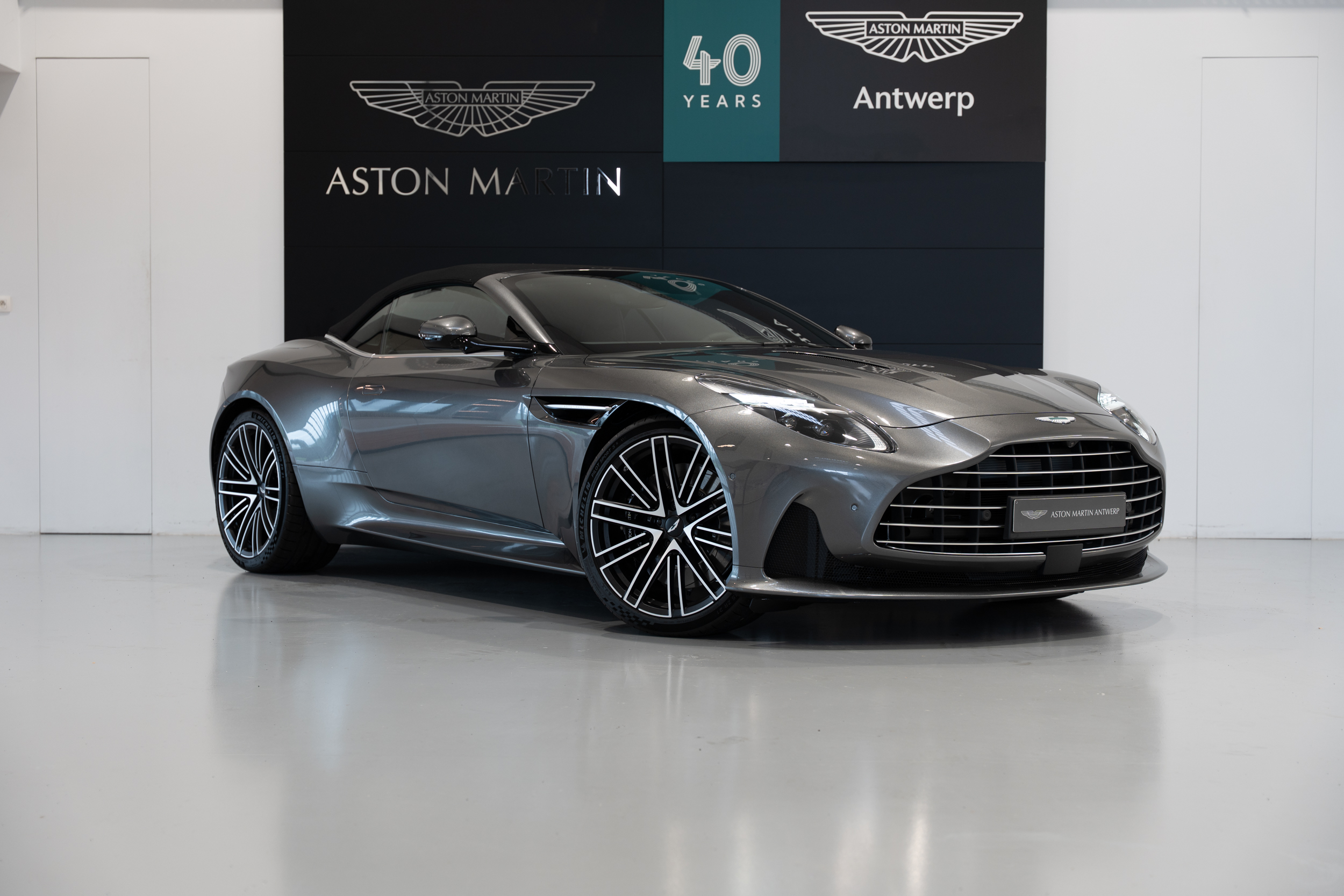 DB12 Volante Magnetic Silver - 1