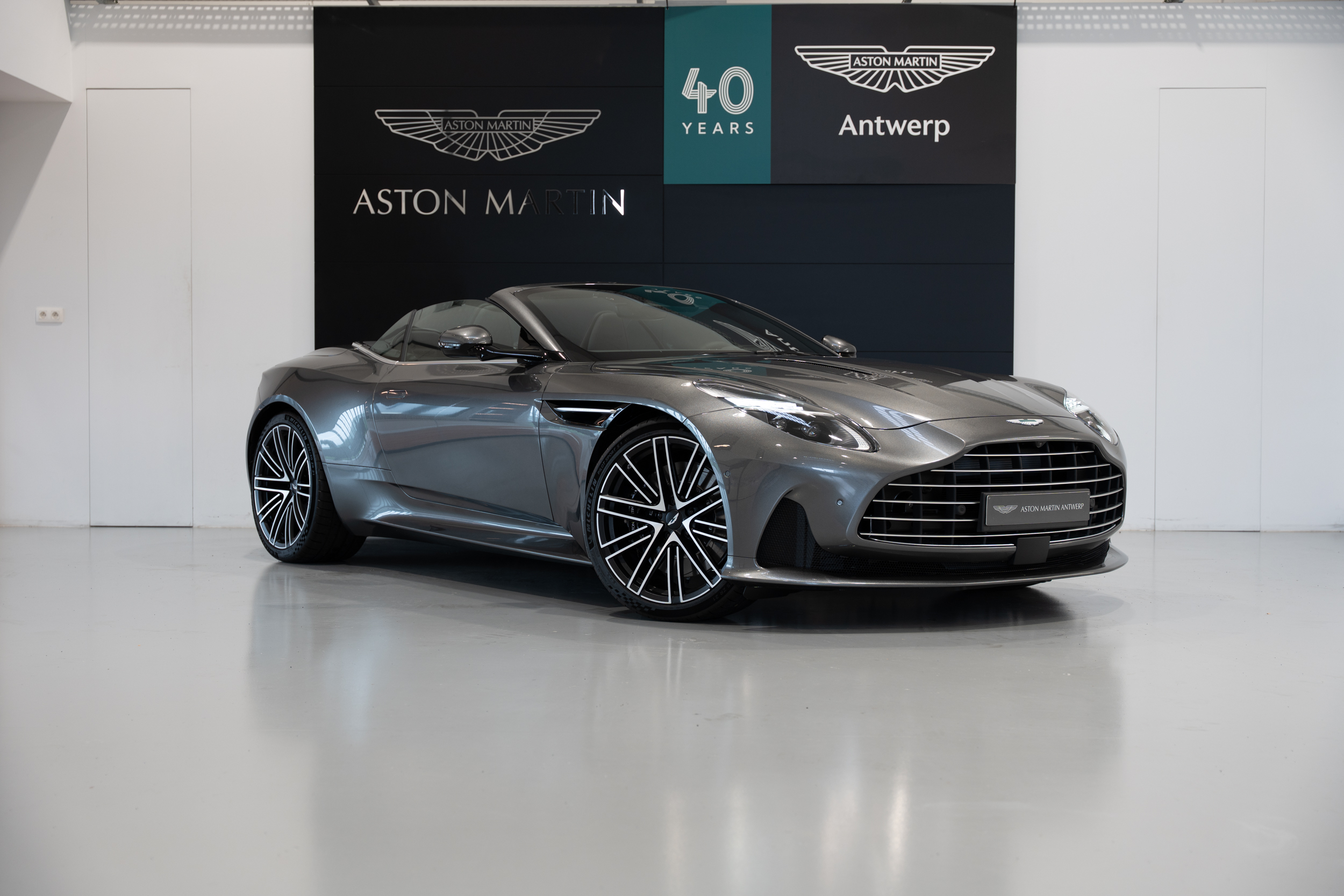 DB12 Volante Magnetic Silver