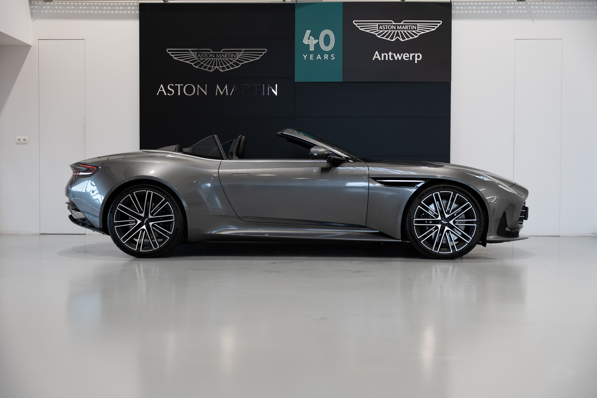DB12 Volante Magnetic Silver - 2