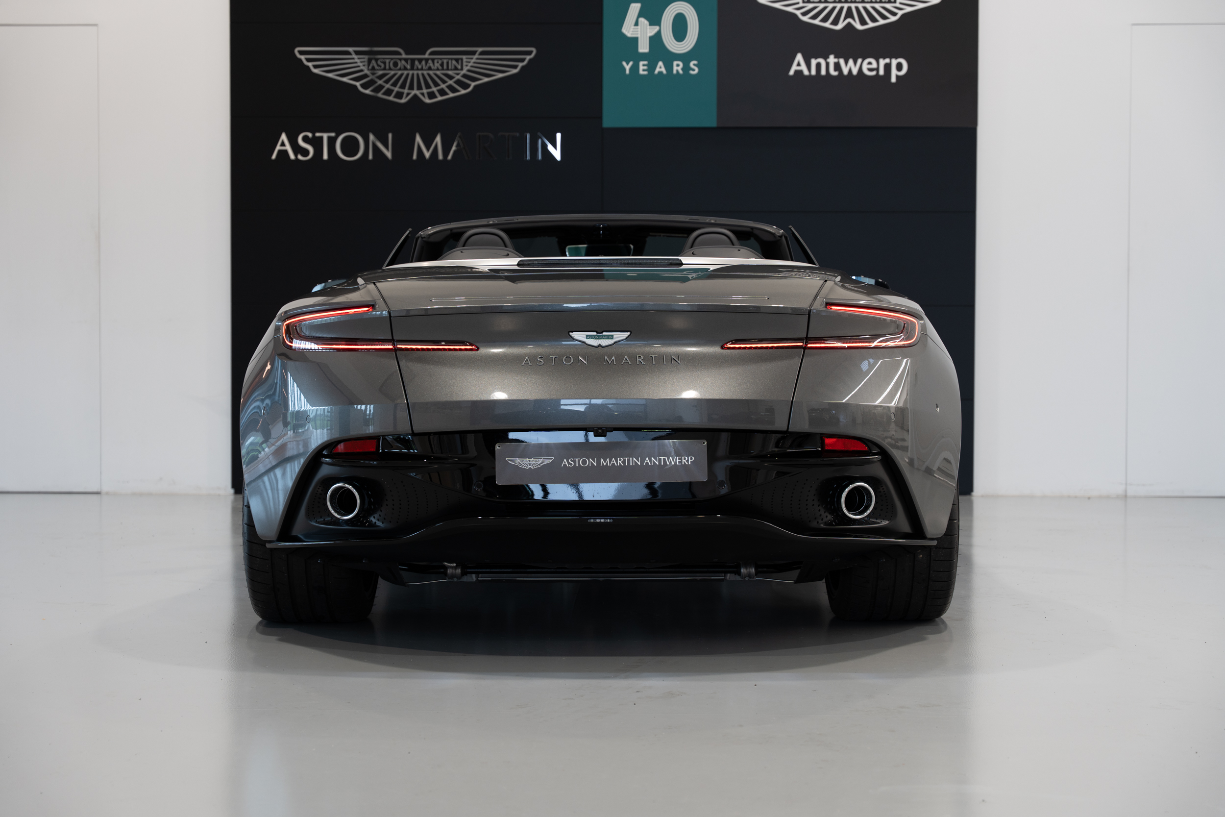 DB12 Volante Magnetic Silver - 3