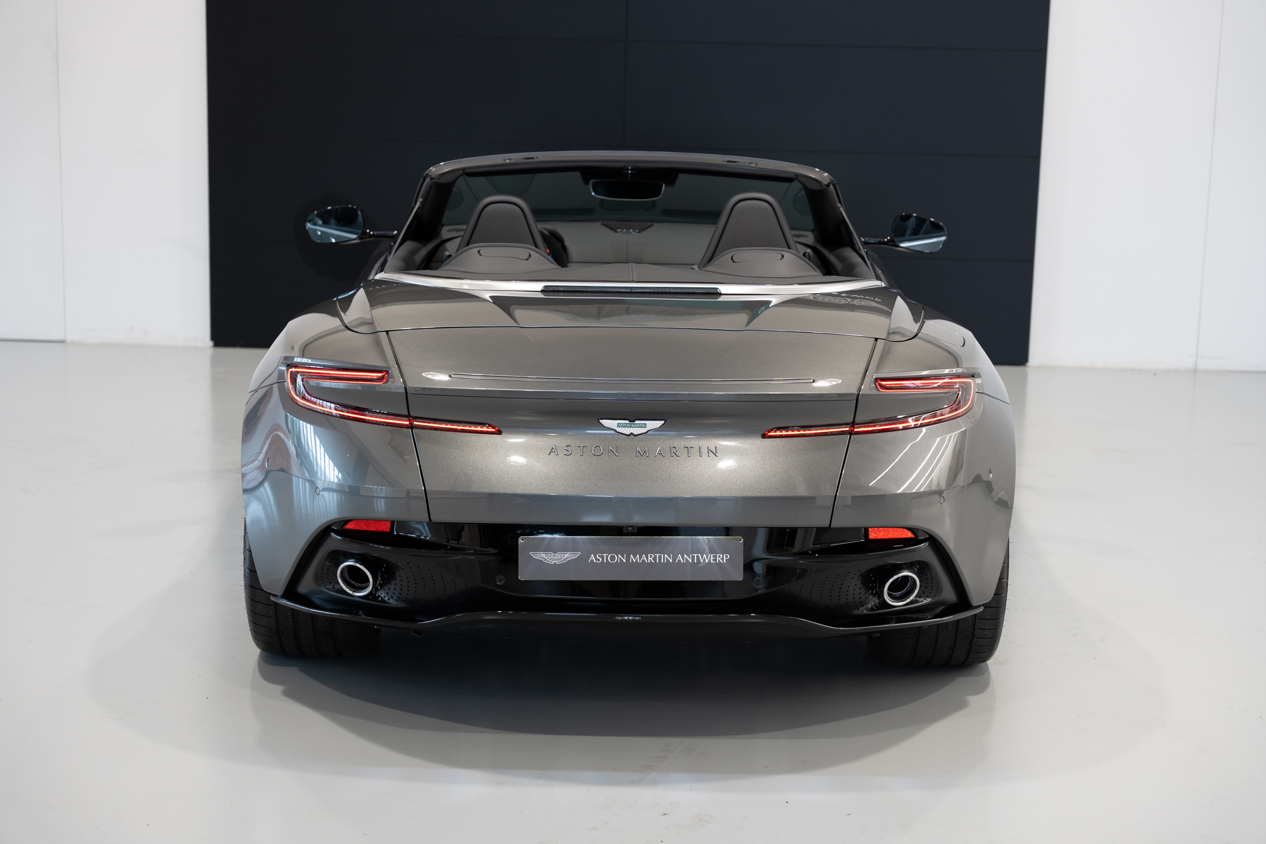 DB12 Volante Magnetic Silver - 4