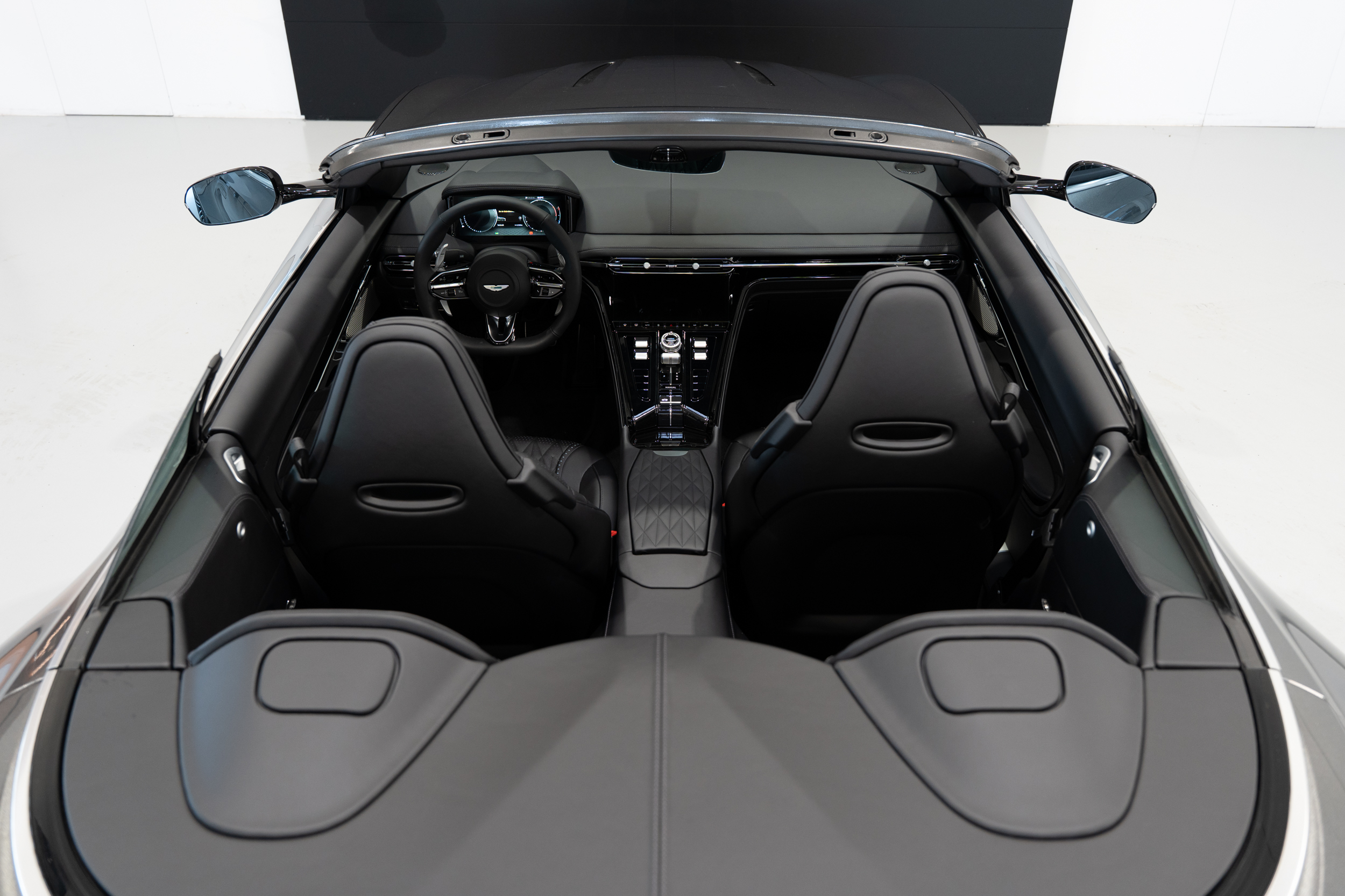 DB12 Volante Magnetic Silver - 5