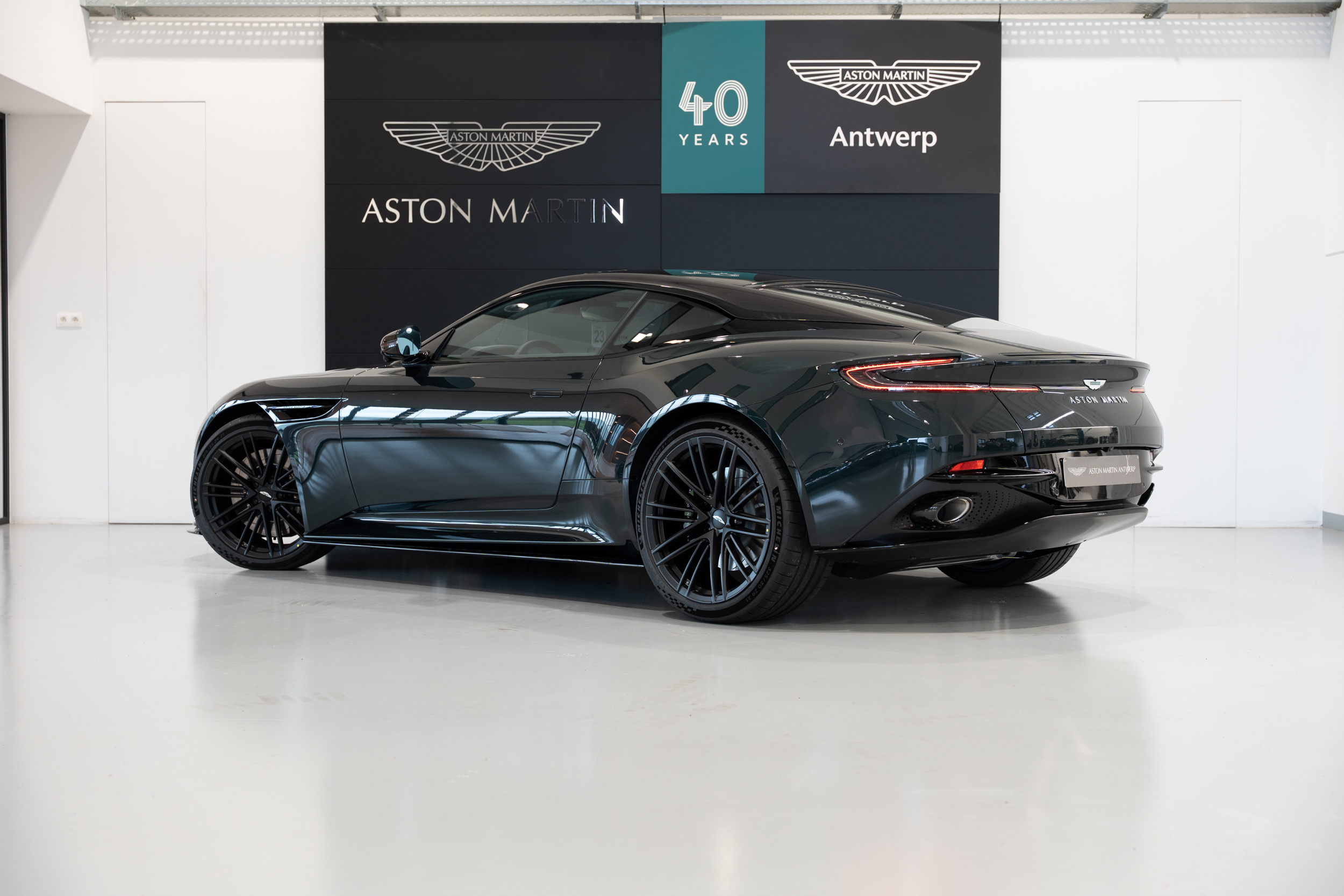 DB12 Coupe Q paint Oberon Black - 0