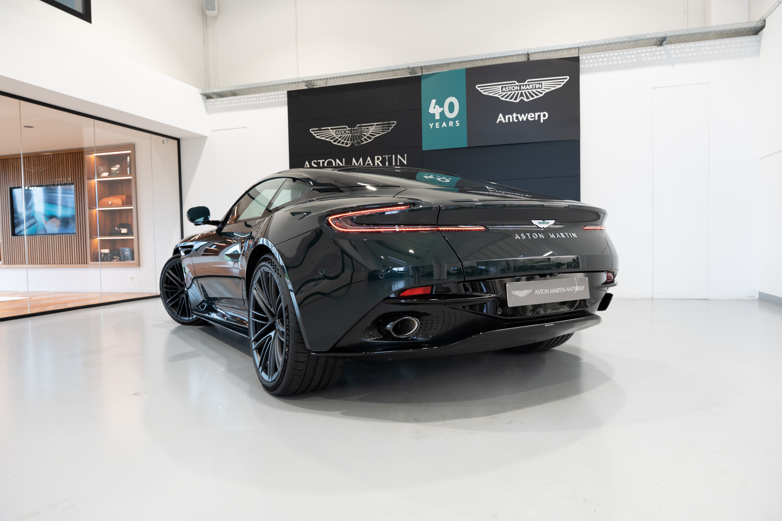 DB12 Coupe Q paint Oberon Black - 3