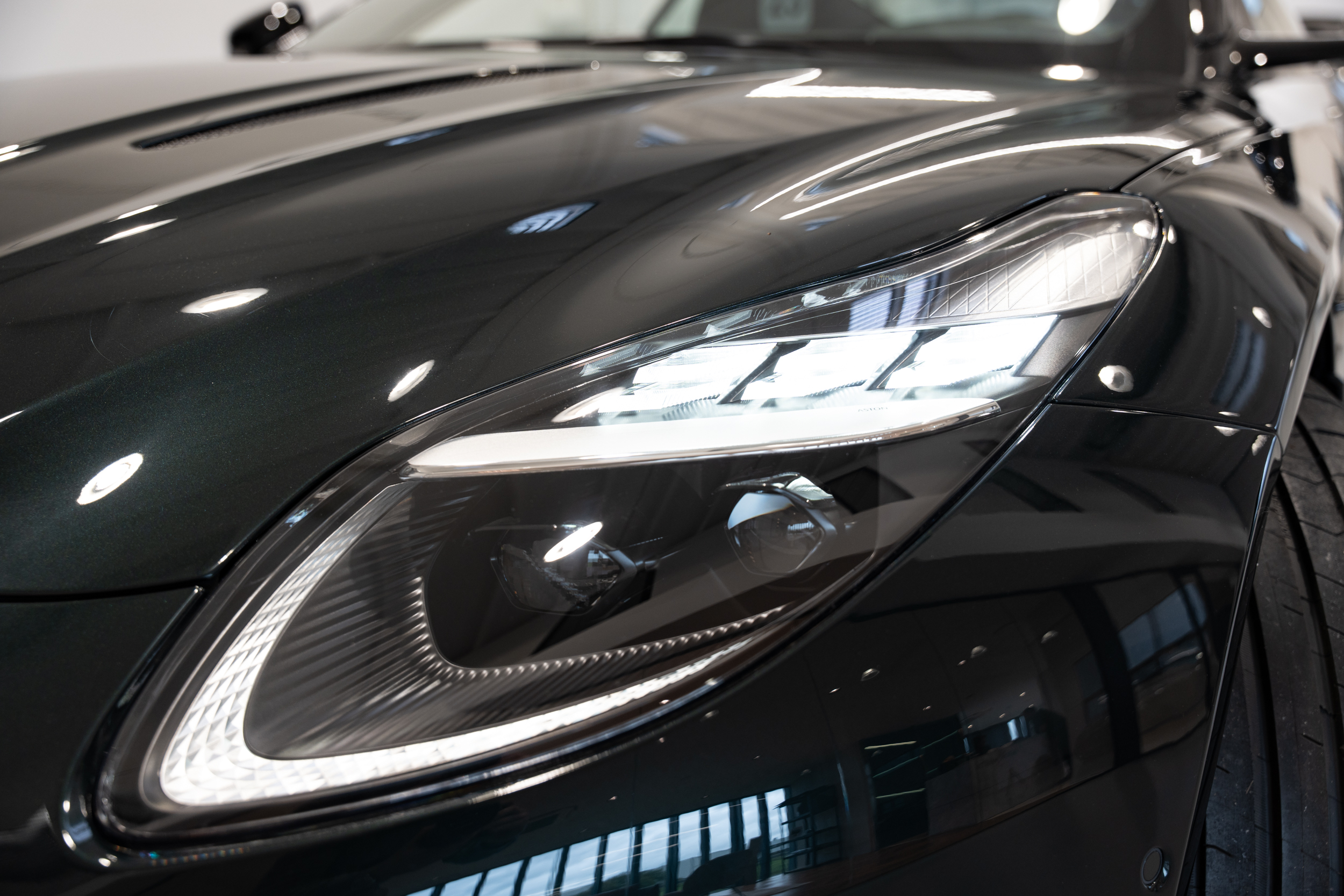 DB12 Coupe Q paint Oberon Black - 8