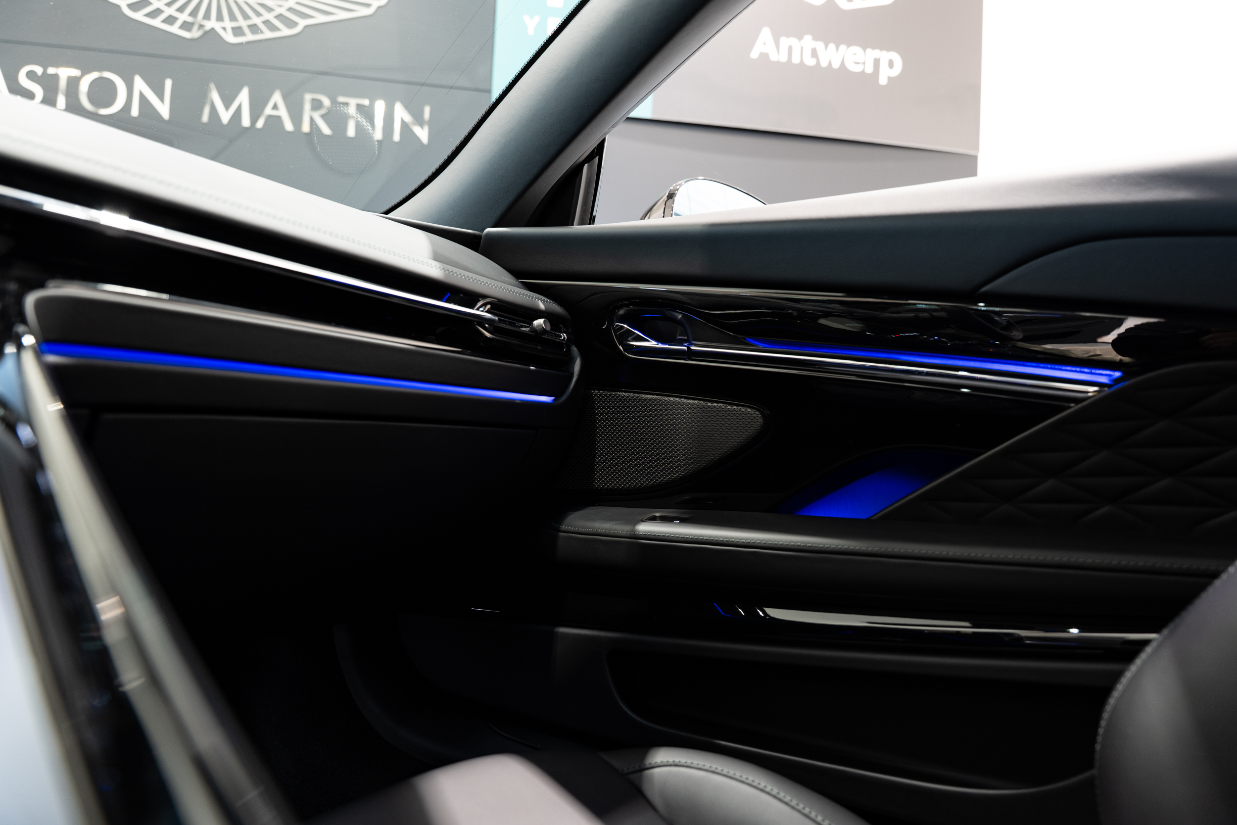 DB12 Coupe Q paint Oberon Black - 18