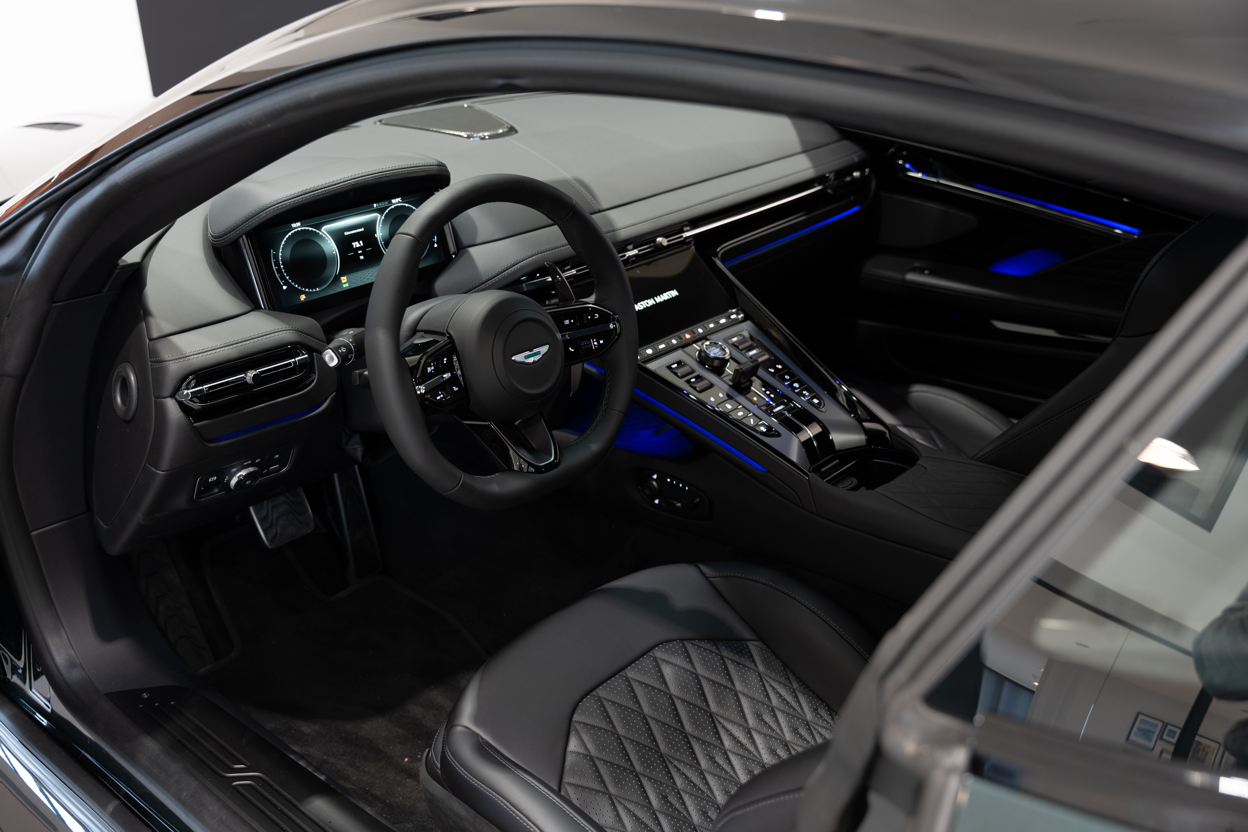 DB12 Coupe Q paint Oberon Black - 10