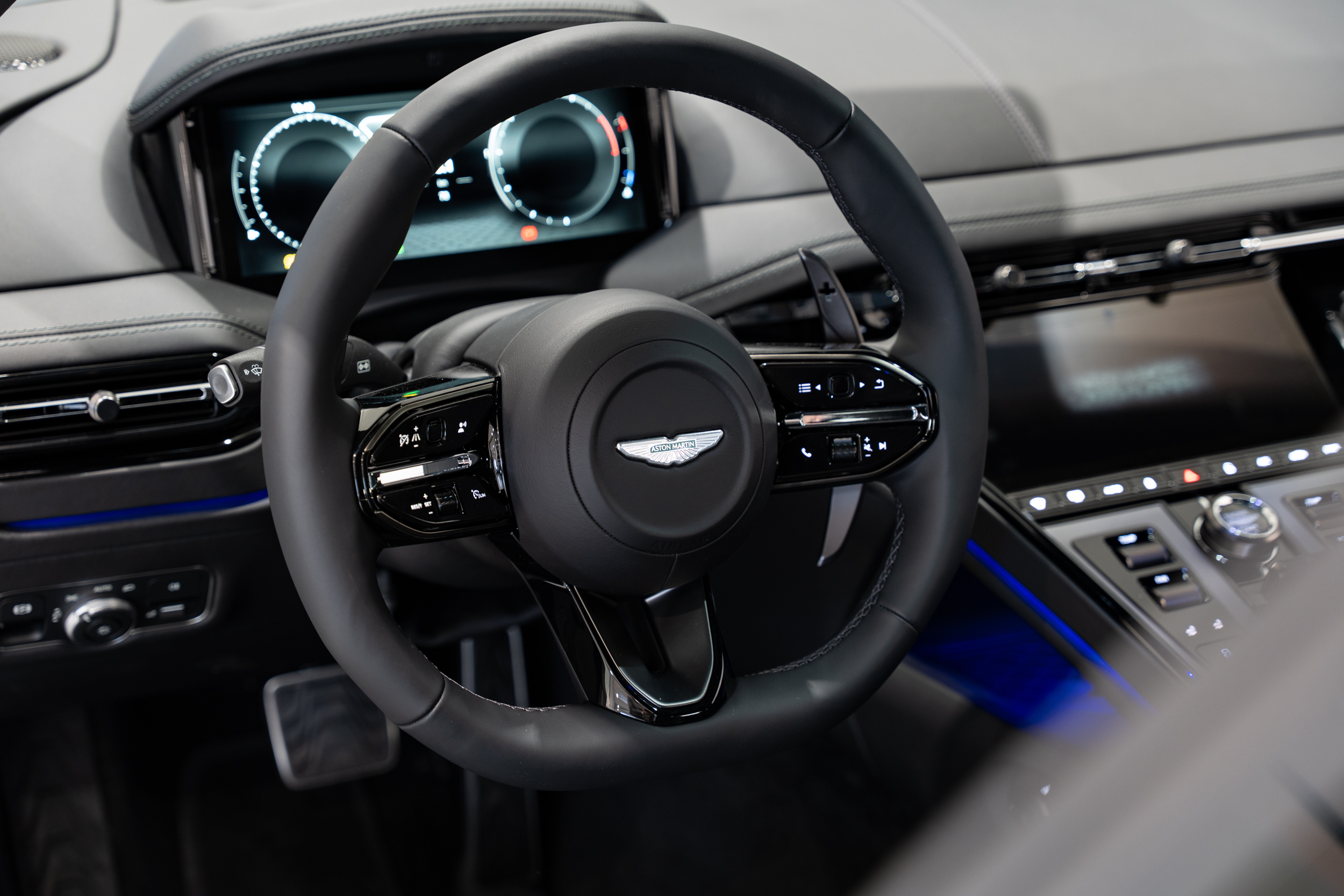 DB12 Coupe Q paint Oberon Black - 11