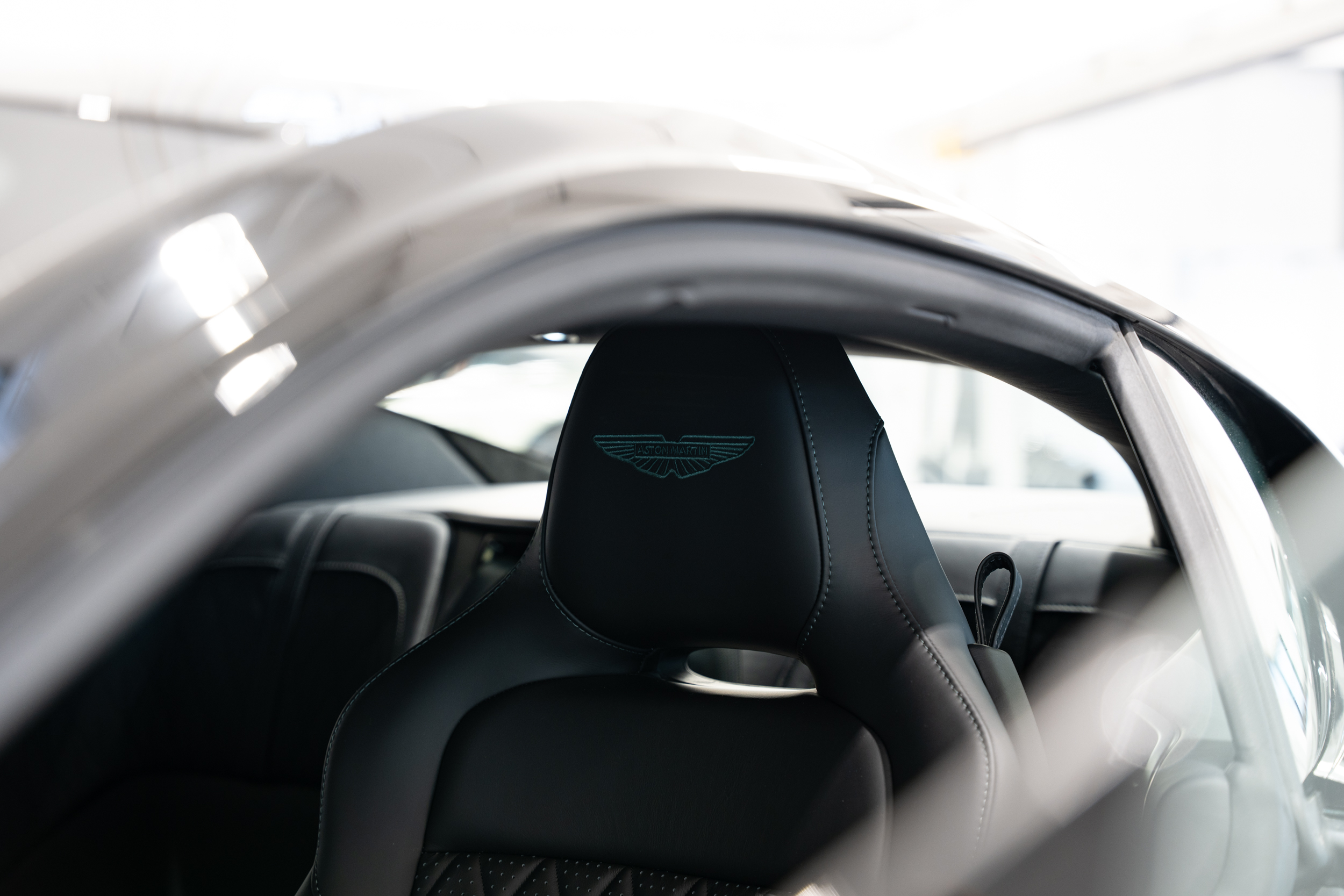 DB12 Coupe Q paint Oberon Black - 16