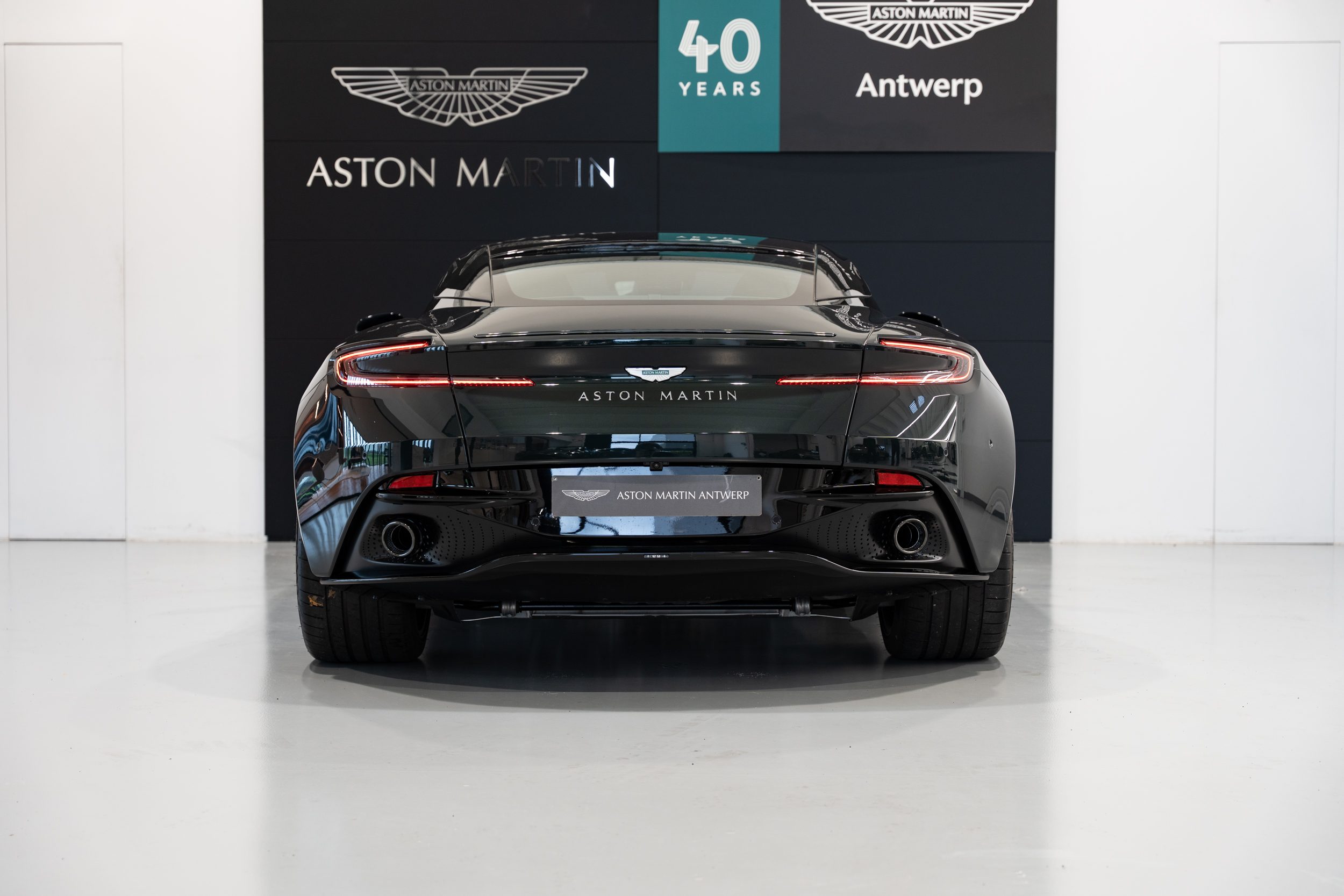 DB12 Coupe Q paint Oberon Black - 4