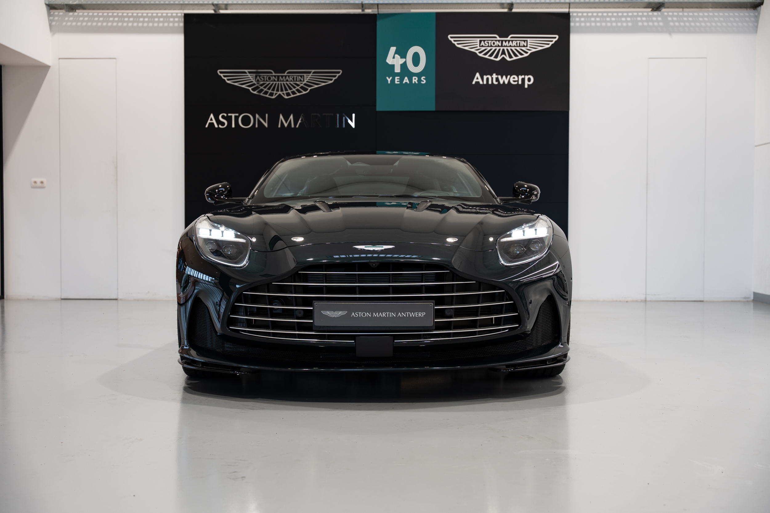 DB12 Coupe Q paint Oberon Black - 1