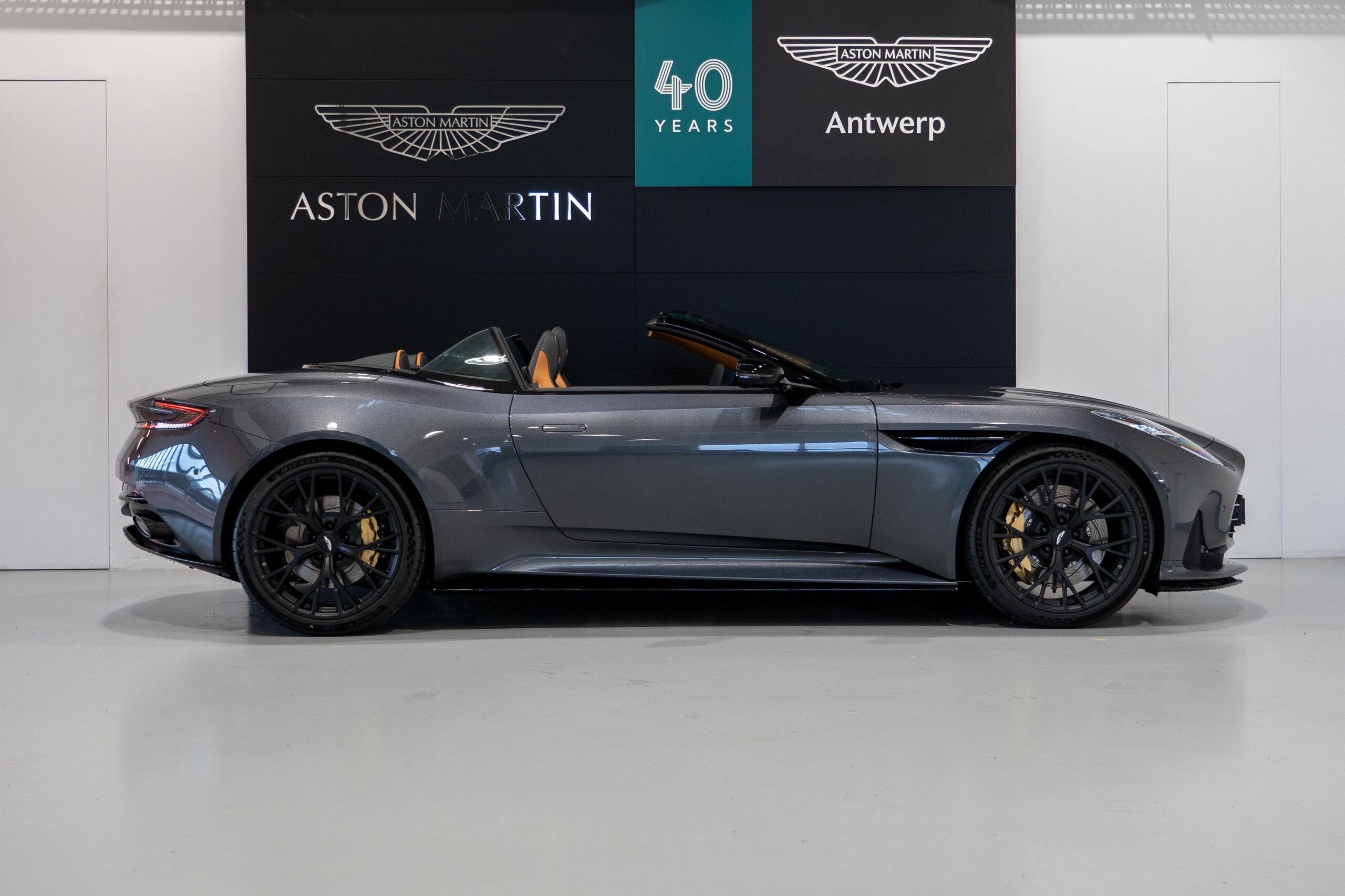 Ready2Drive DB12 Volante Xenon Grey - 2