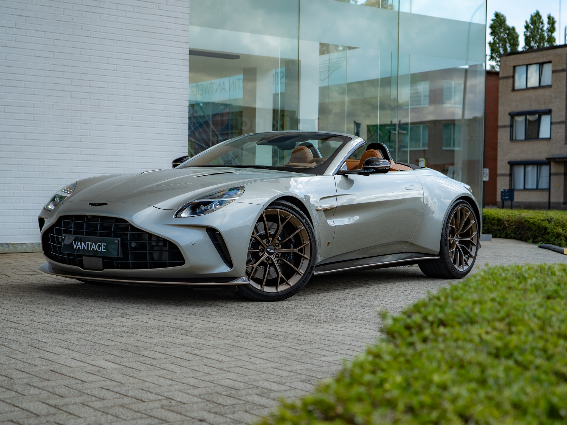 Ready2Drive Vantage S Roadster Silver Birch by Q