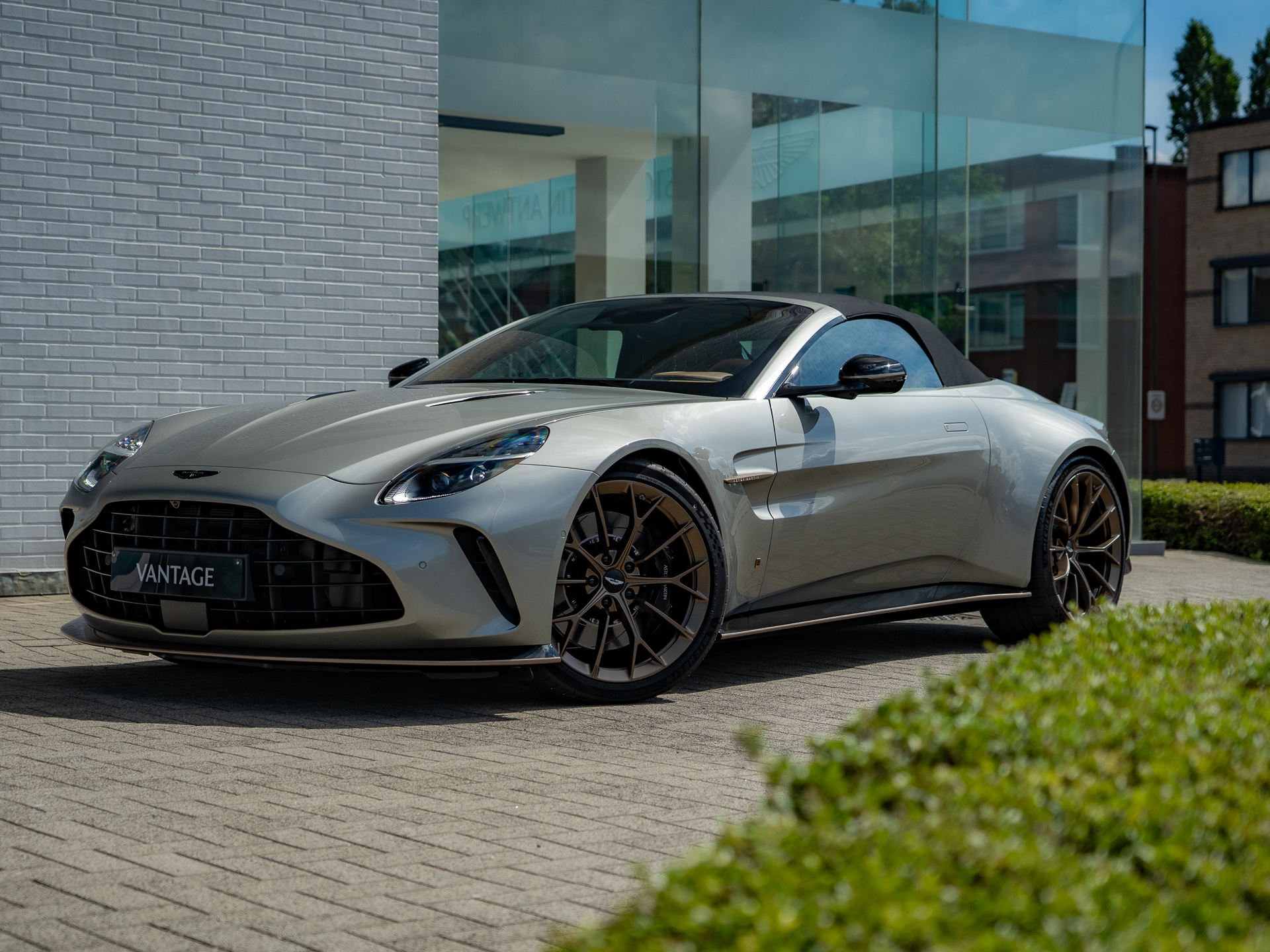Ready2Drive Vantage S Roadster Silver Birch by Q - 1