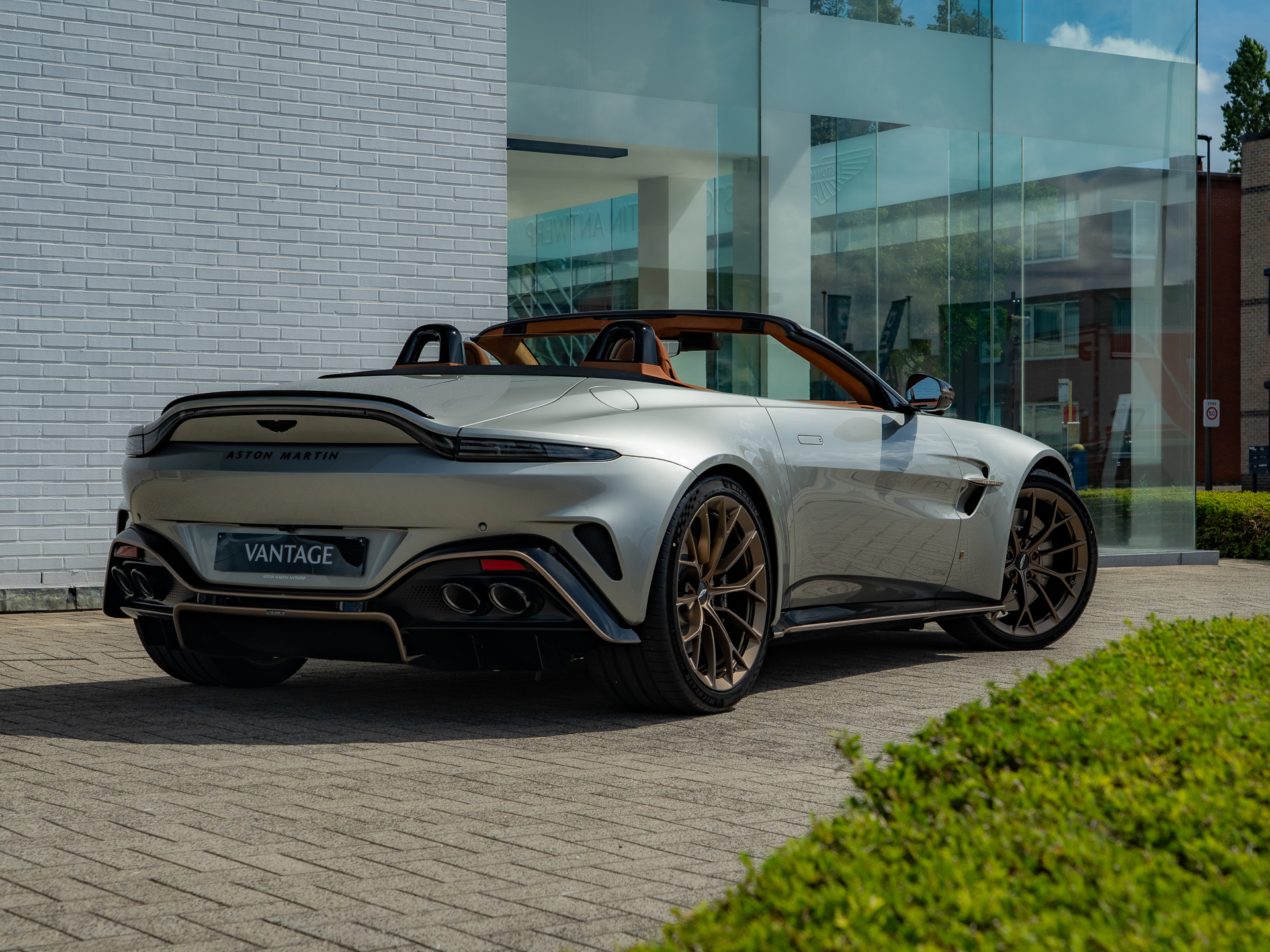 Ready2Drive Vantage S Roadster Silver Birch by Q - 2