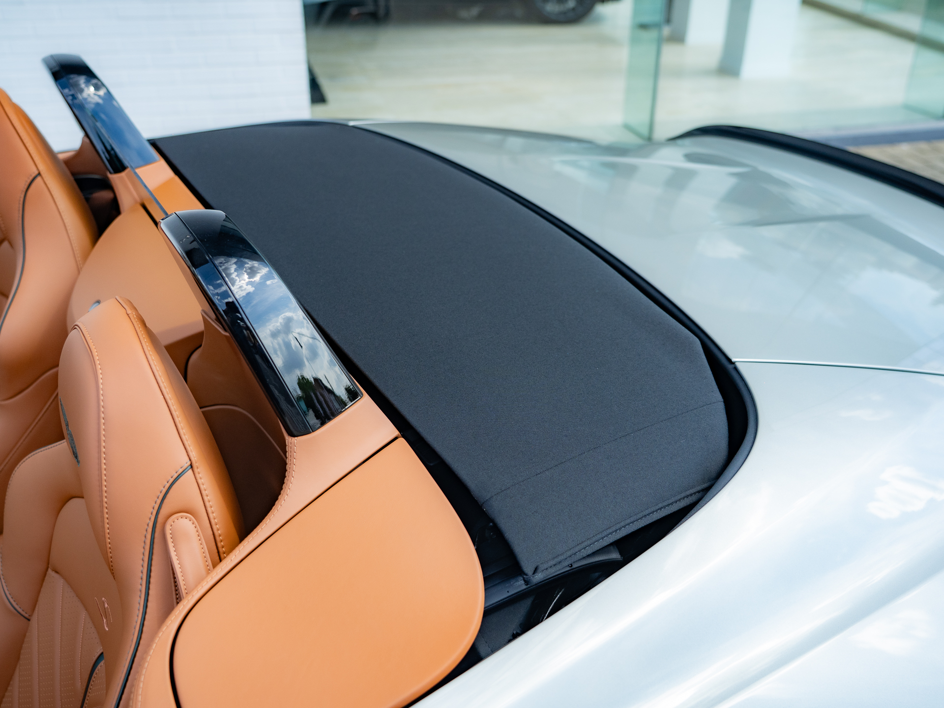 Ready2Drive Vantage S Roadster Silver Birch by Q - 26