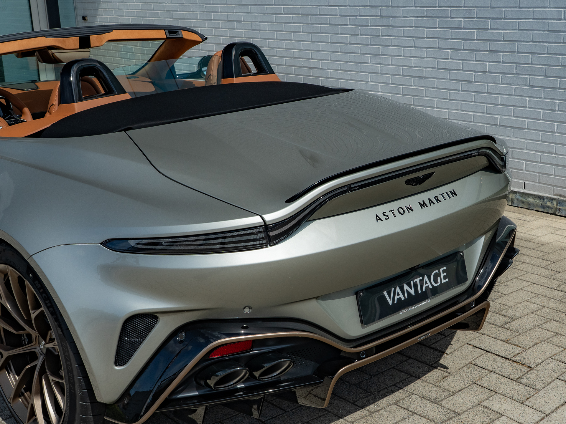 Ready2Drive Vantage S Roadster Silver Birch by Q - 30