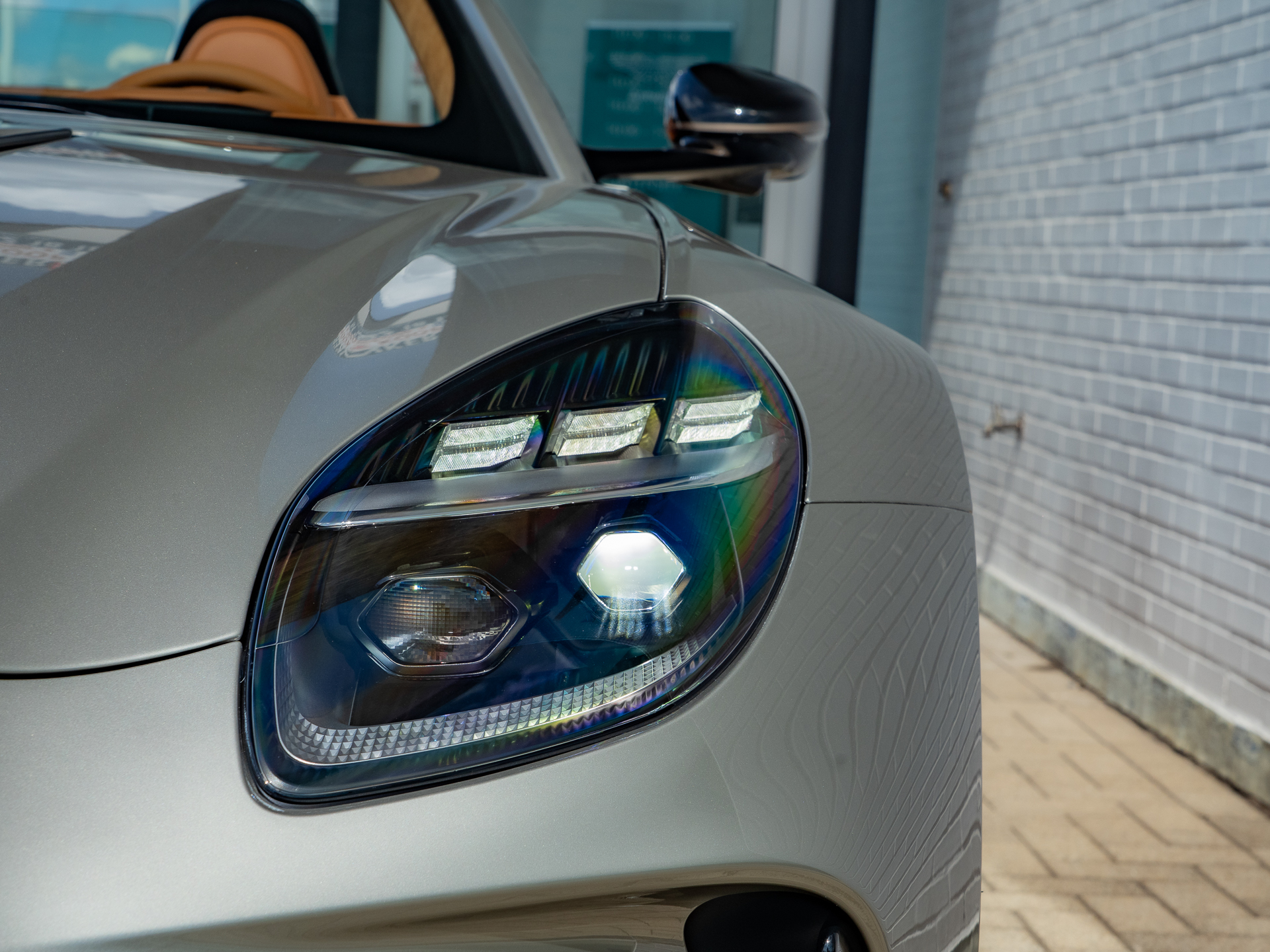 Ready2Drive Vantage S Roadster Silver Birch by Q - 32