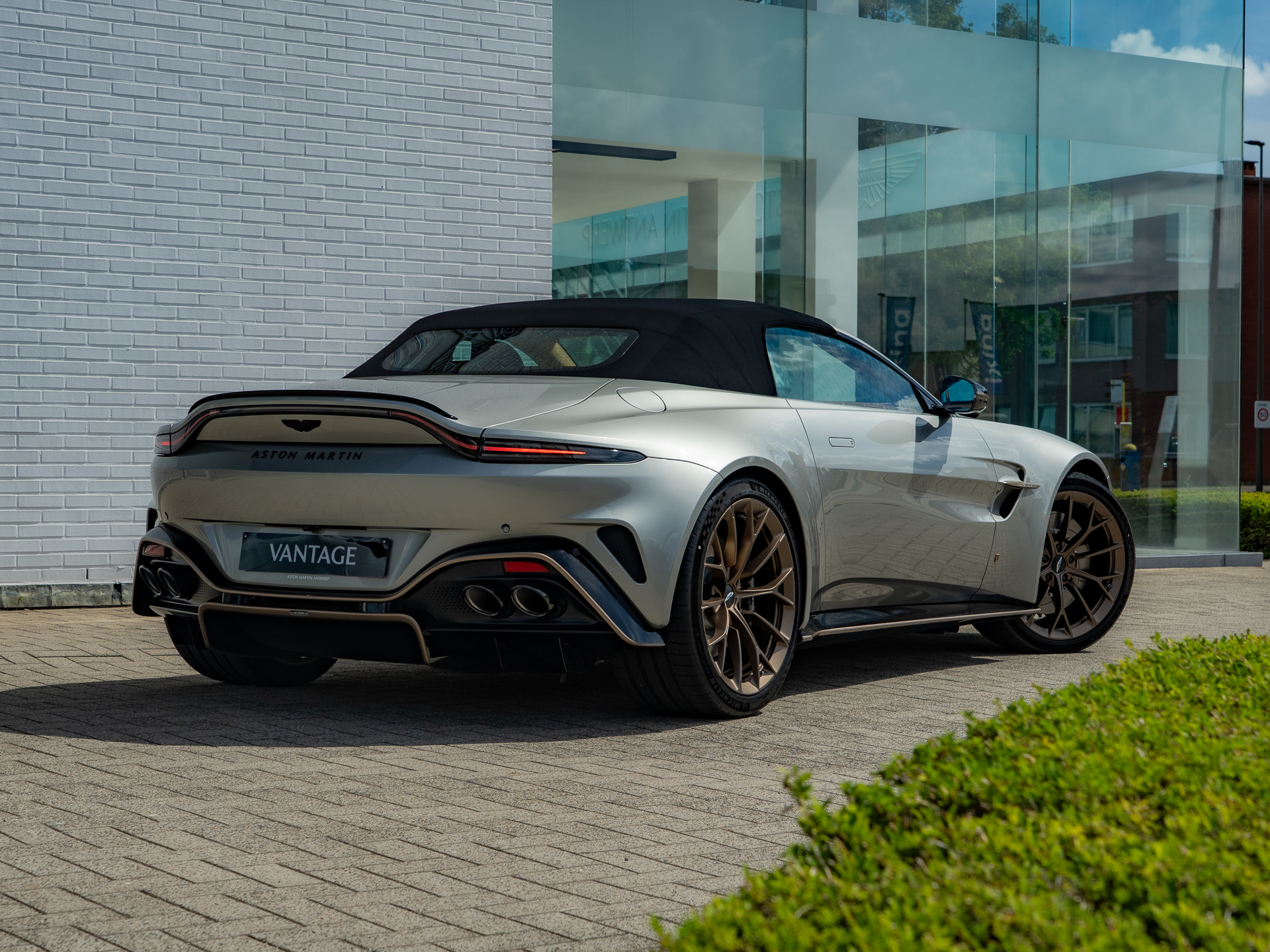 Ready2Drive Vantage S Roadster Silver Birch by Q - 3