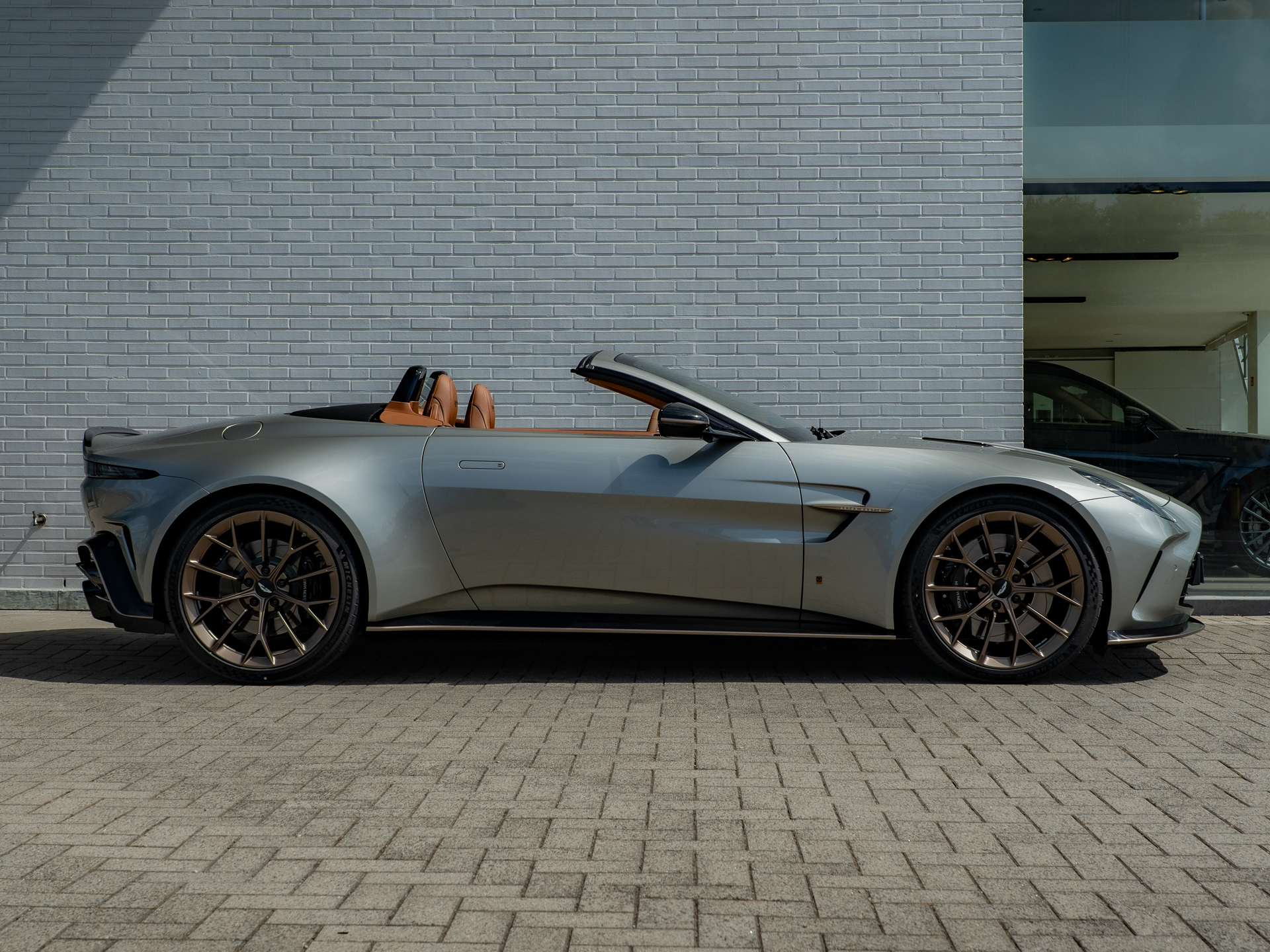 Ready2Drive Vantage S Roadster Silver Birch by Q - 6