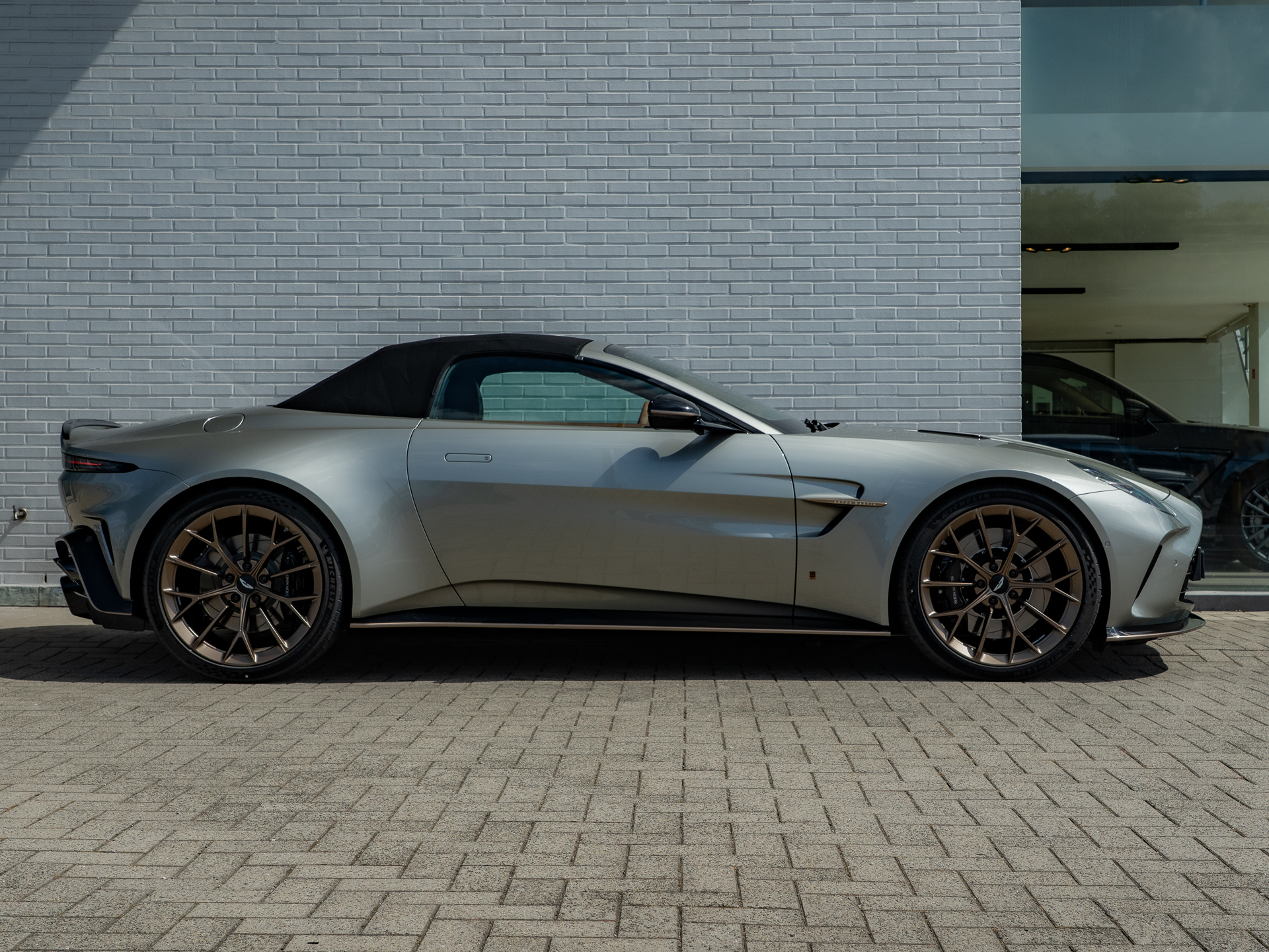 Ready2Drive Vantage S Roadster Silver Birch by Q - 7
