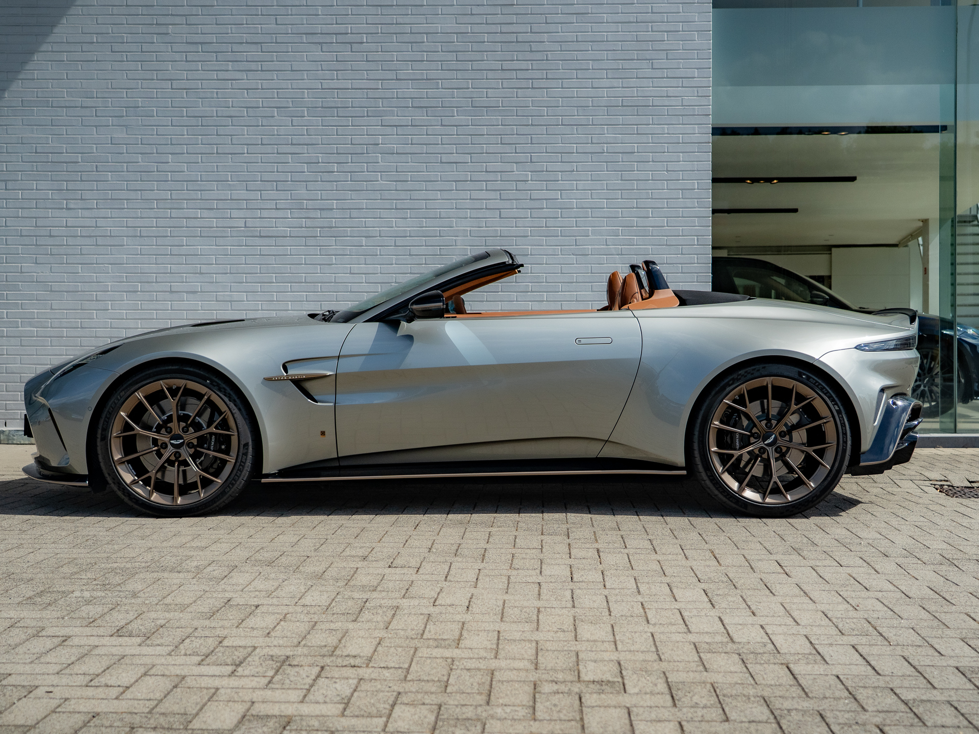 Ready2Drive Vantage S Roadster Silver Birch by Q - 8