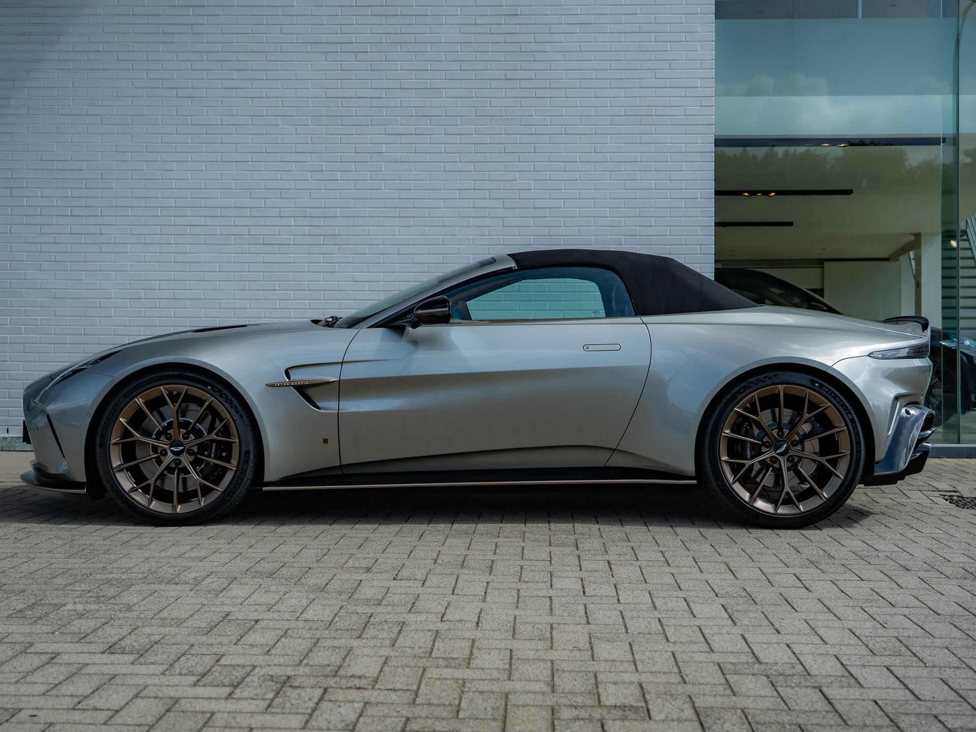 Ready2Drive Vantage S Roadster Silver Birch by Q - 9