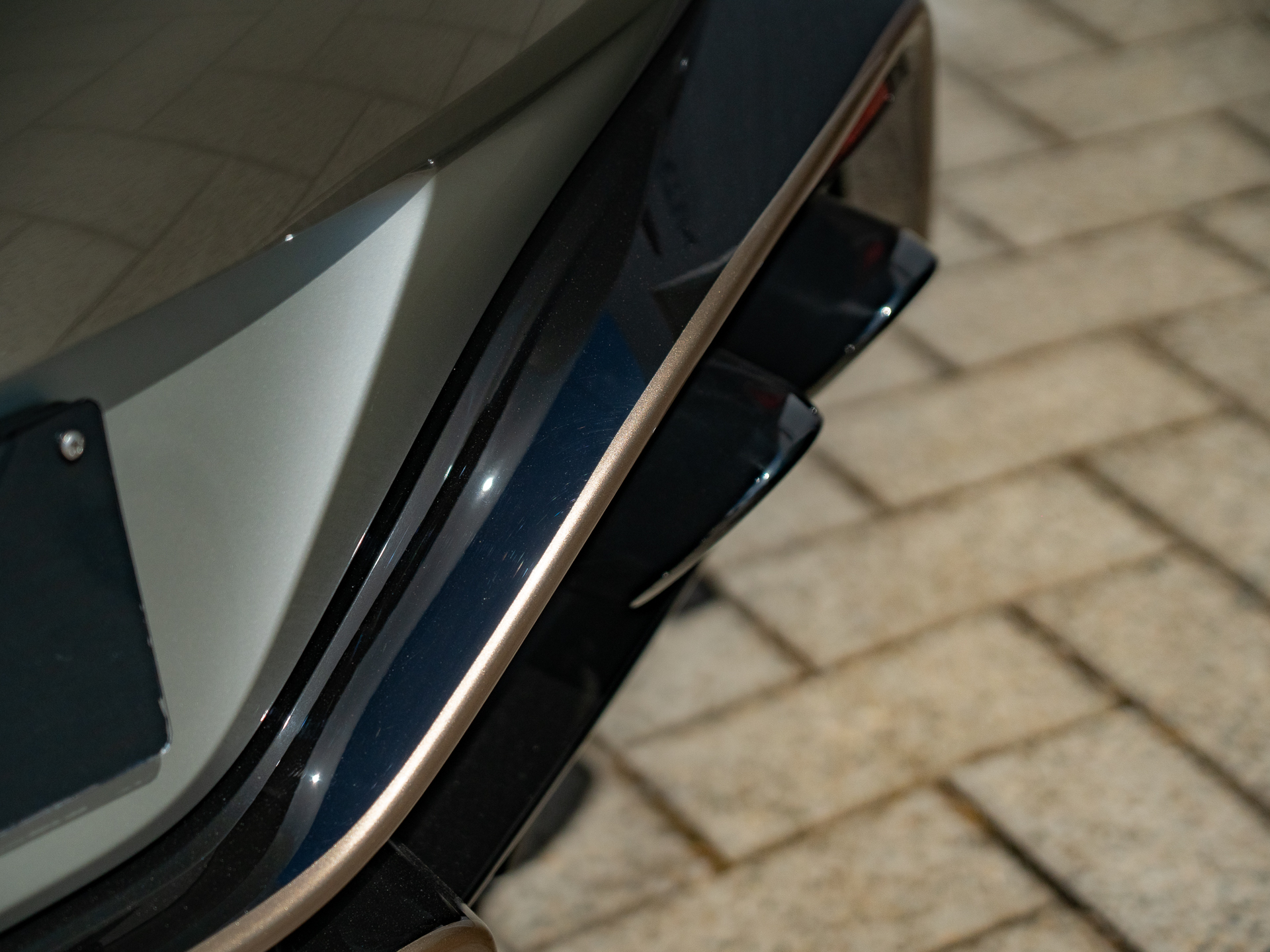 Ready2Drive Vantage S Roadster Silver Birch by Q - 10
