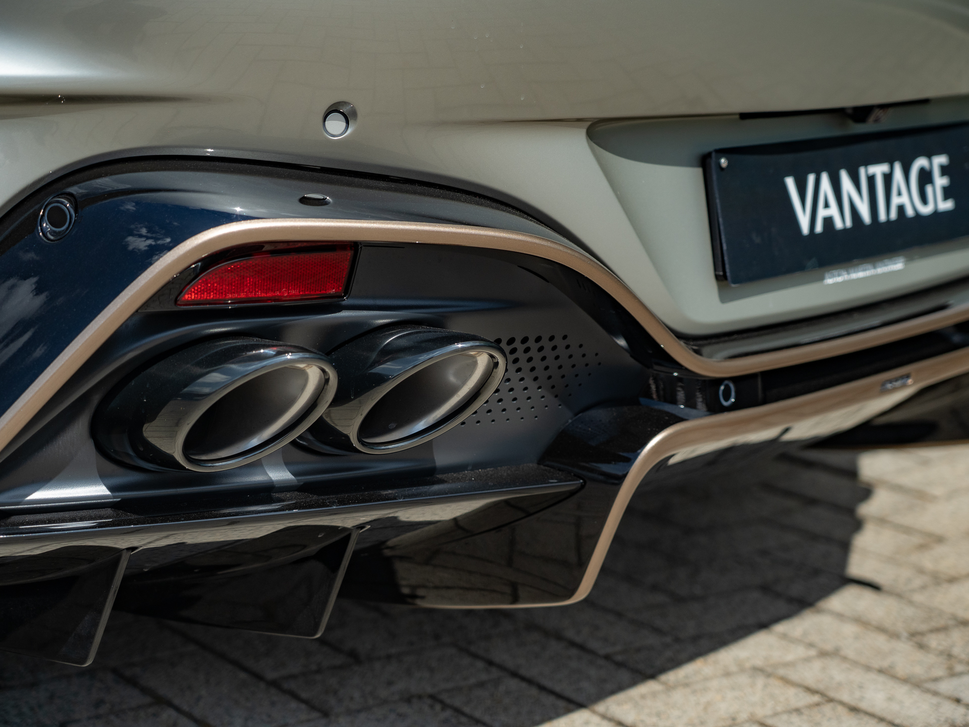 Ready2Drive Vantage S Roadster Silver Birch by Q - 11