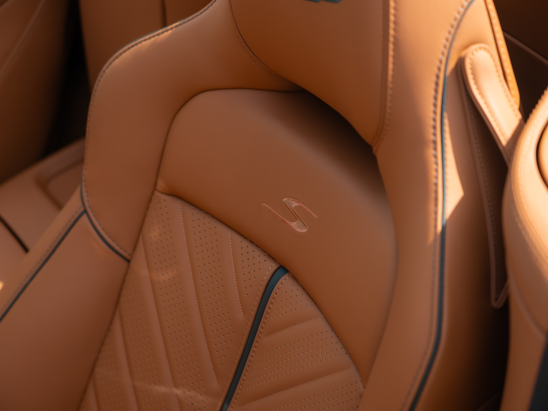Ready2Drive Vantage S Roadster Silver Birch by Q - 45