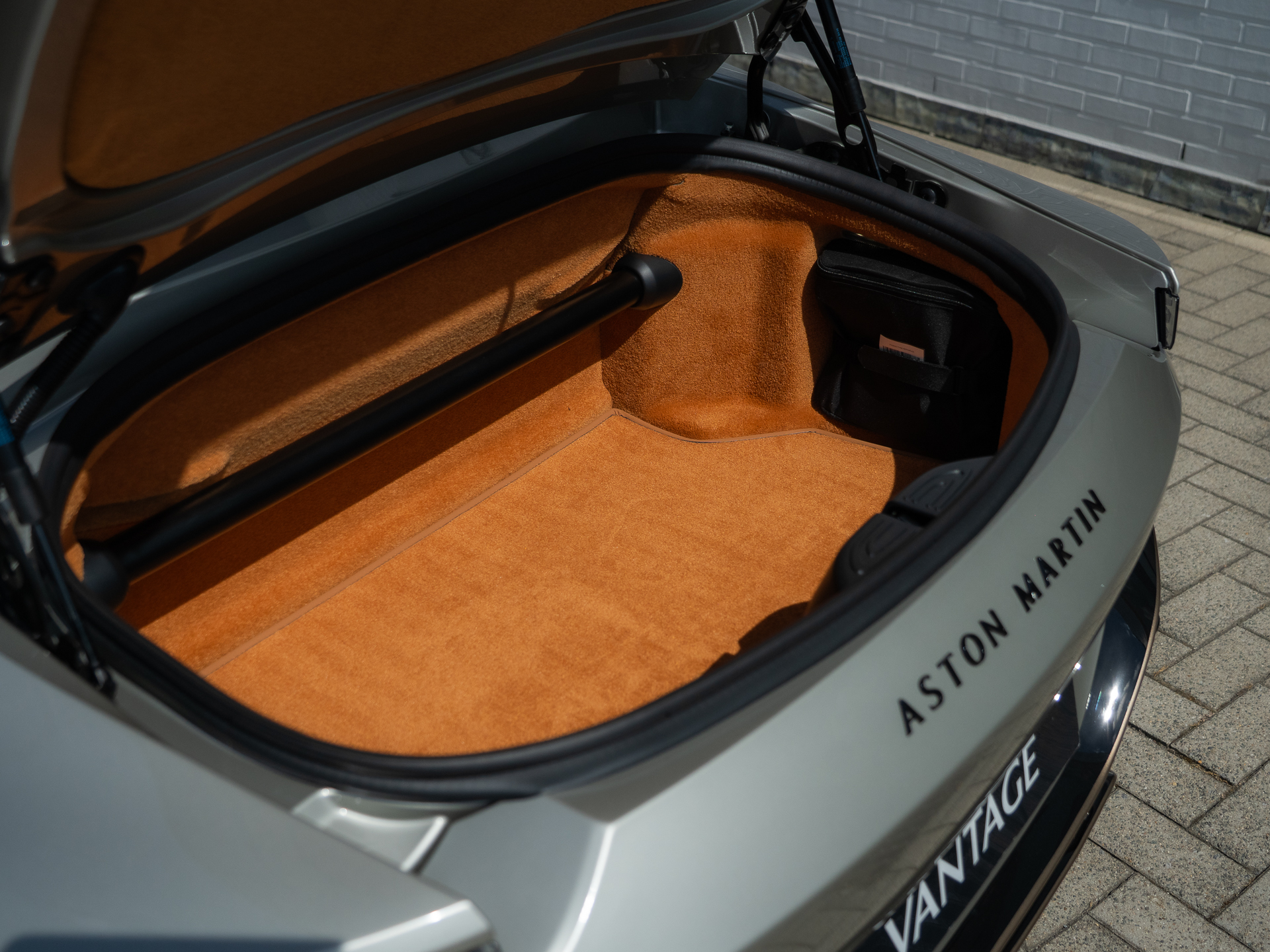 Ready2Drive Vantage S Roadster Silver Birch by Q - 35