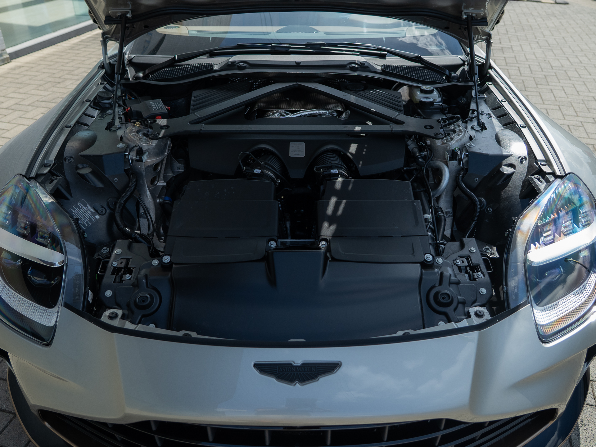 Ready2Drive Vantage S Roadster Silver Birch by Q - 37