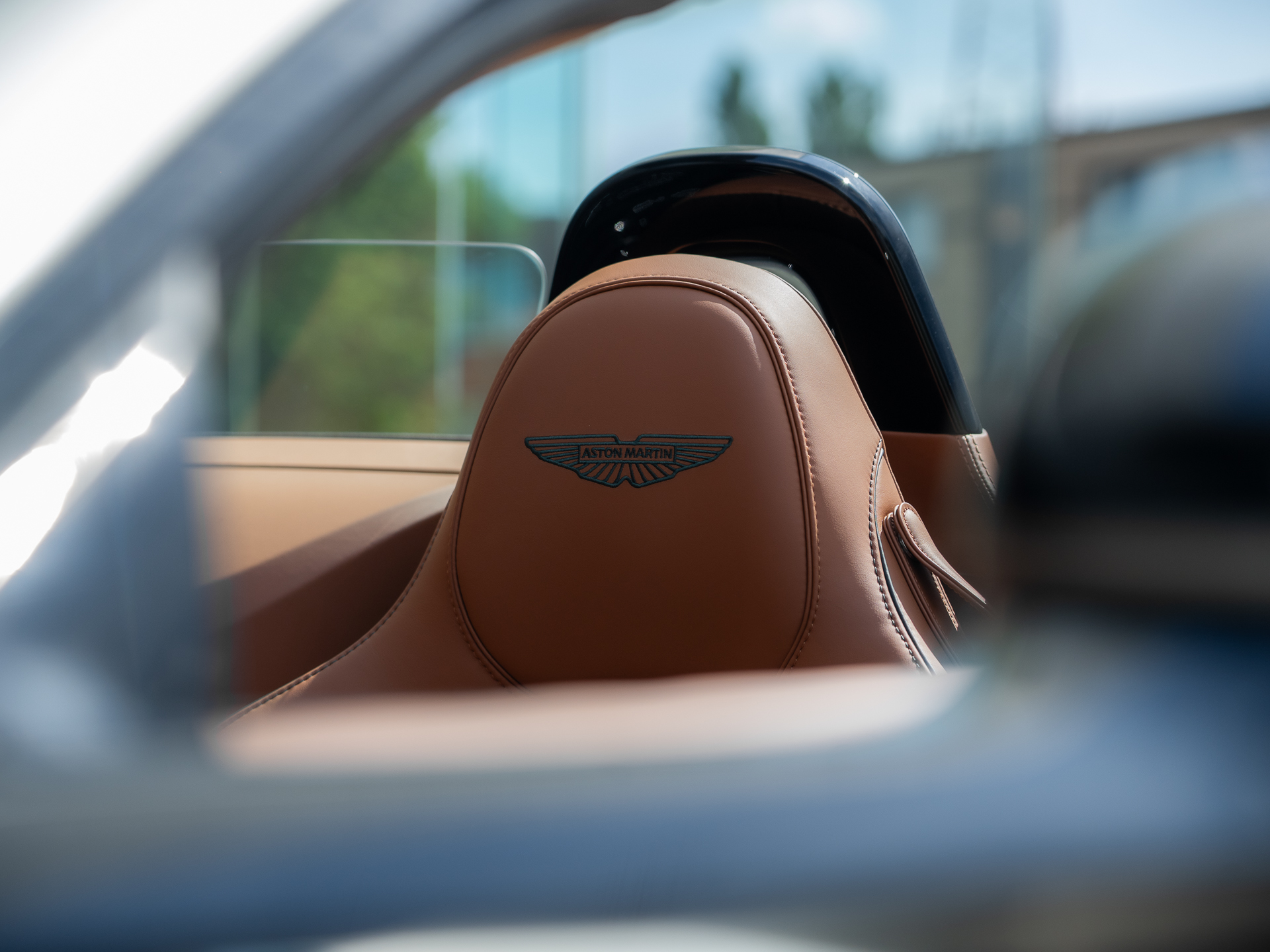 Ready2Drive Vantage S Roadster Silver Birch by Q - 38