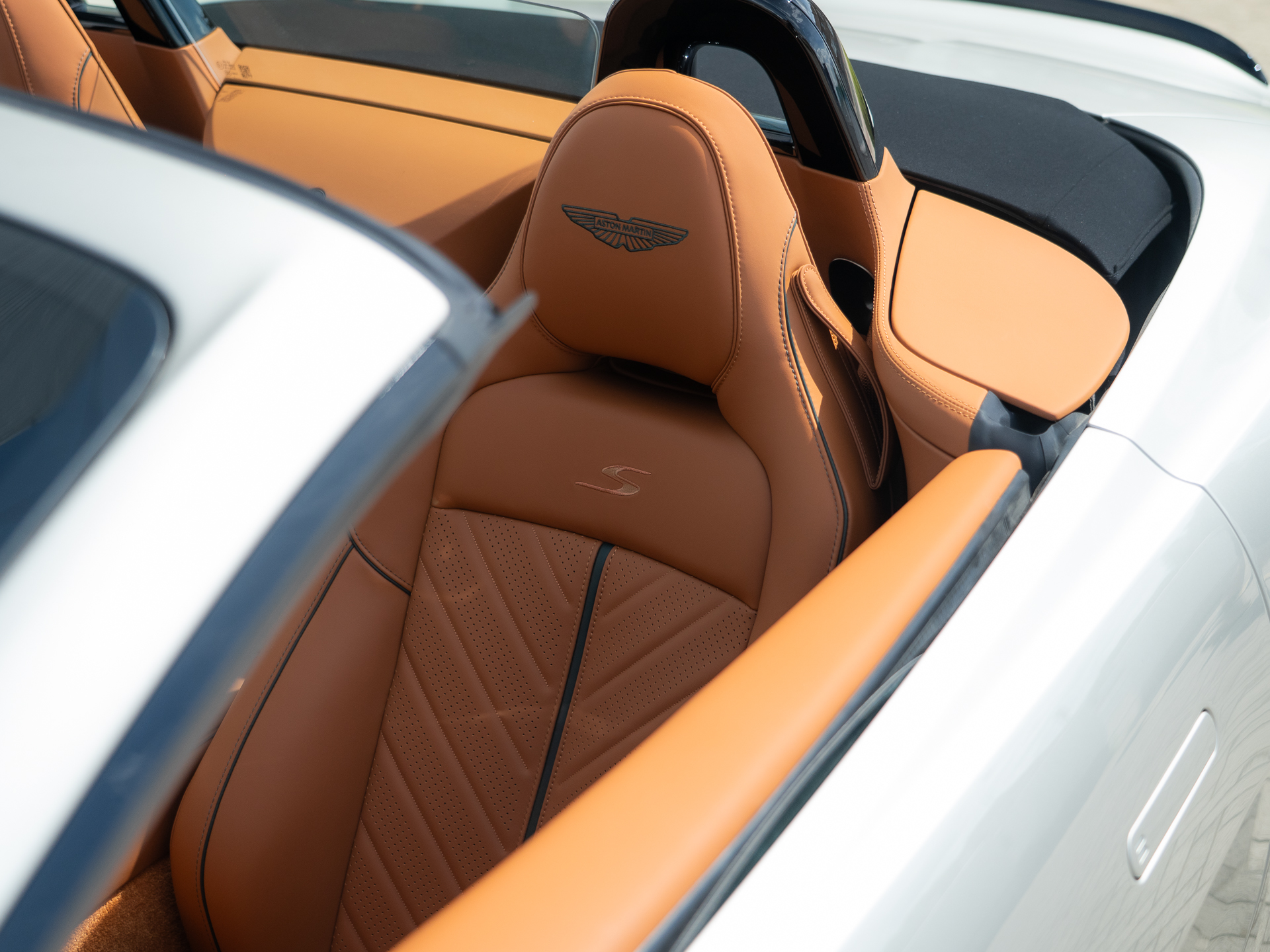 Ready2Drive Vantage S Roadster Silver Birch by Q - 39