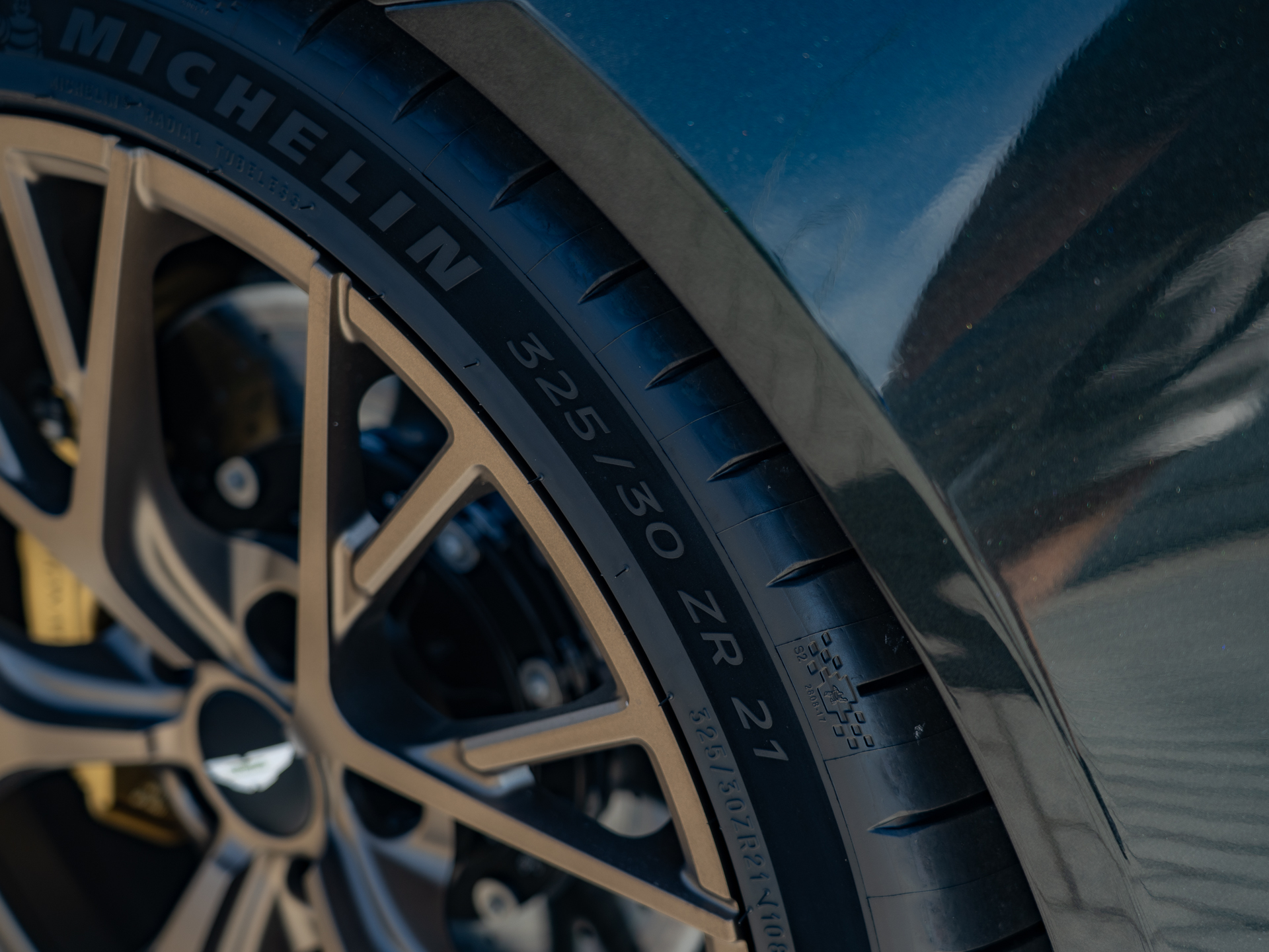 Ready2Drive DB12 Coupe Minotaur Green - 8