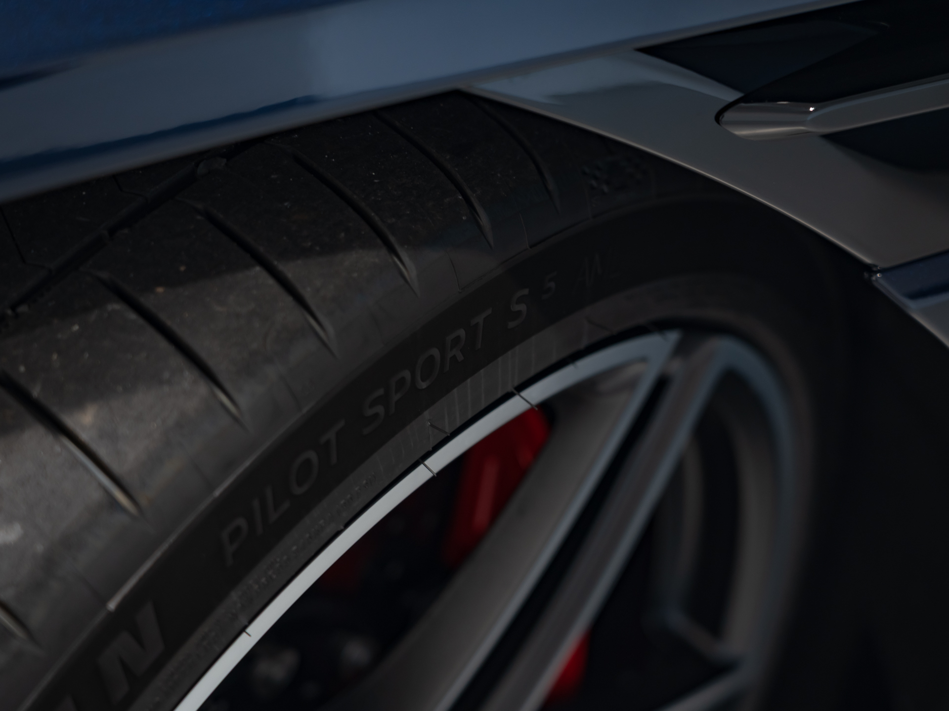 Ready2Drive DB12 S Coupe Chimera Blue - 9