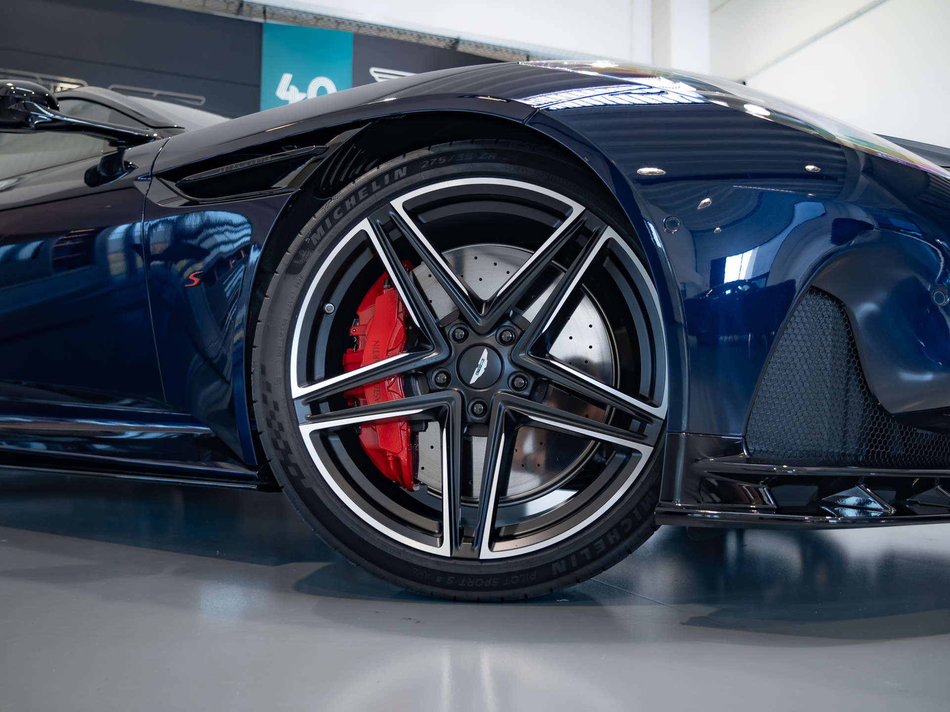 Ready2Drive DB12 S Coupe Chimera Blue - 10