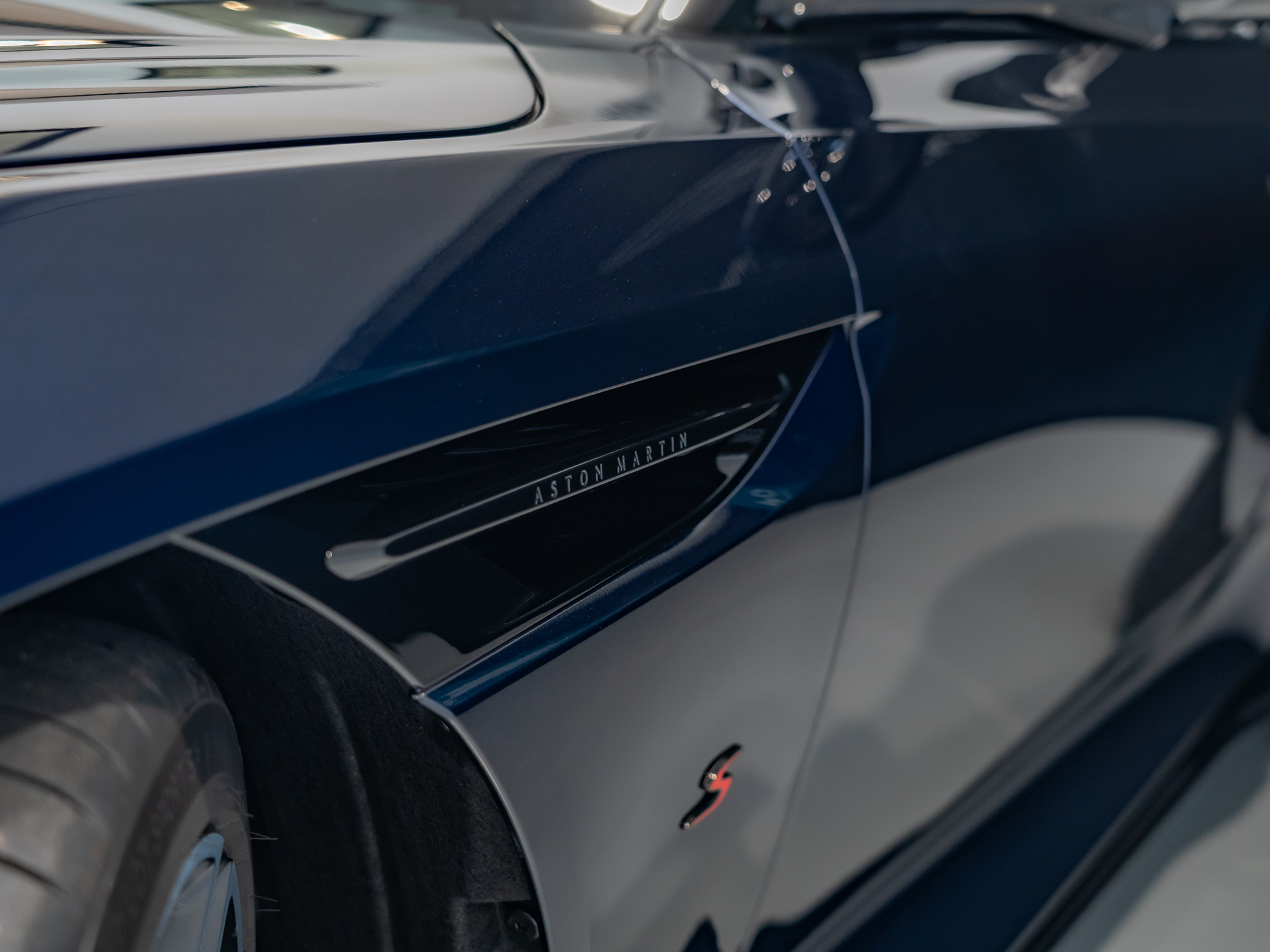 Ready2Drive DB12 S Coupe Chimera Blue - 11