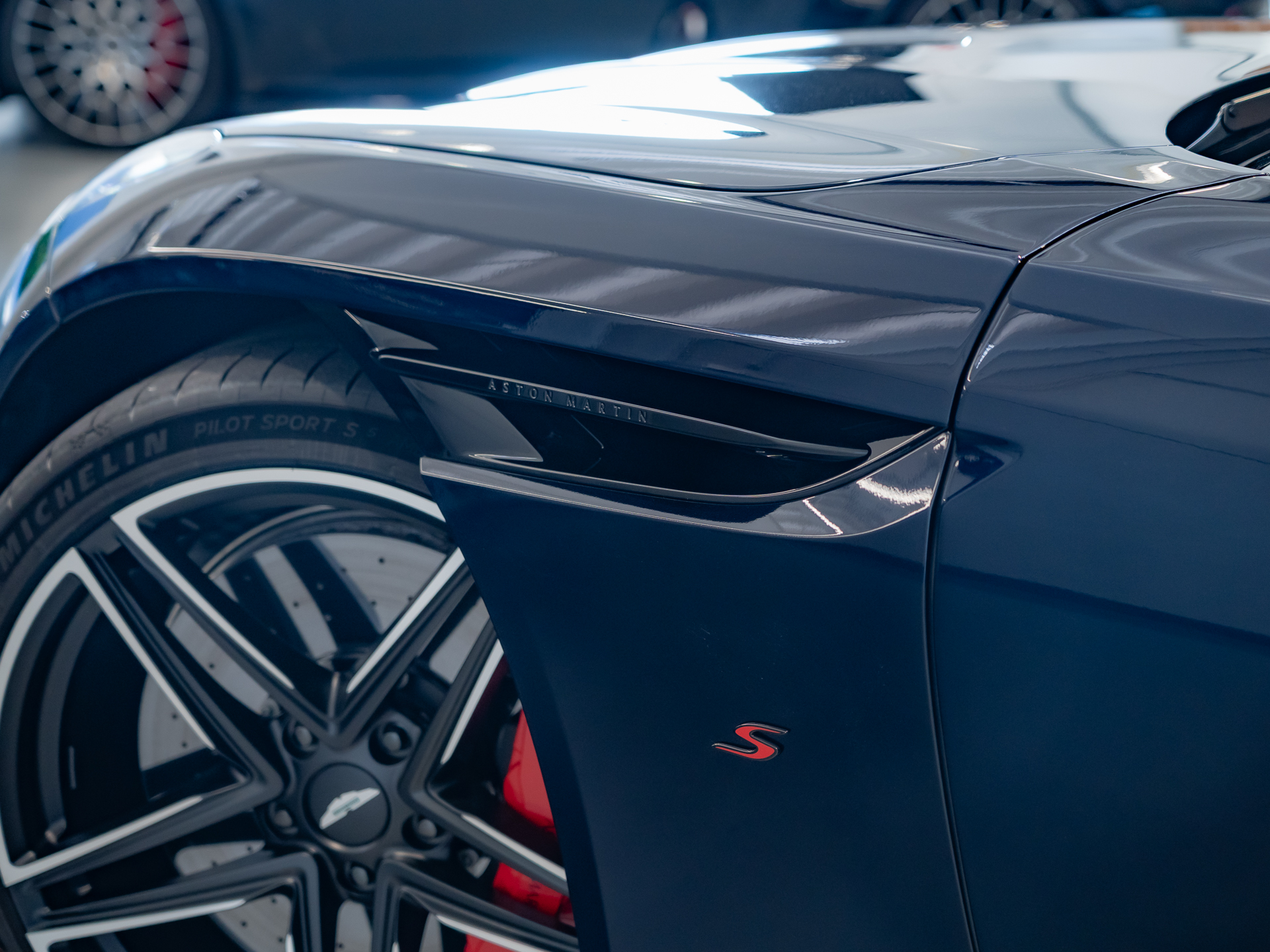 Ready2Drive DB12 S Coupe Chimera Blue - 12